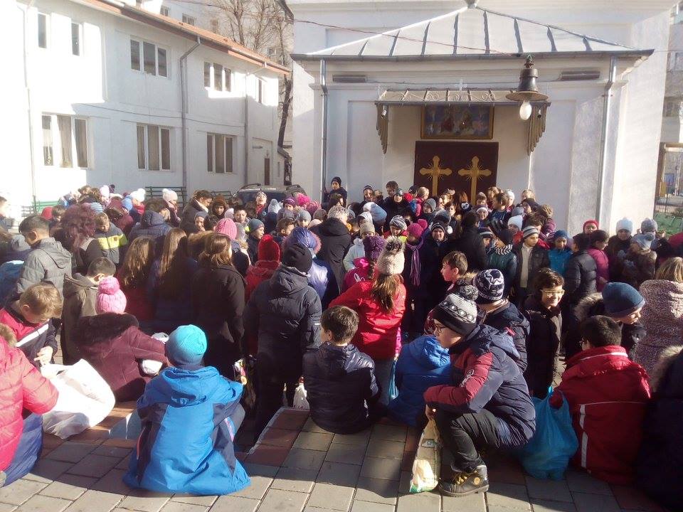 Daruri oferite de elevii Şcolii Gimnaziale „Elena Cuza“ din Iaşi