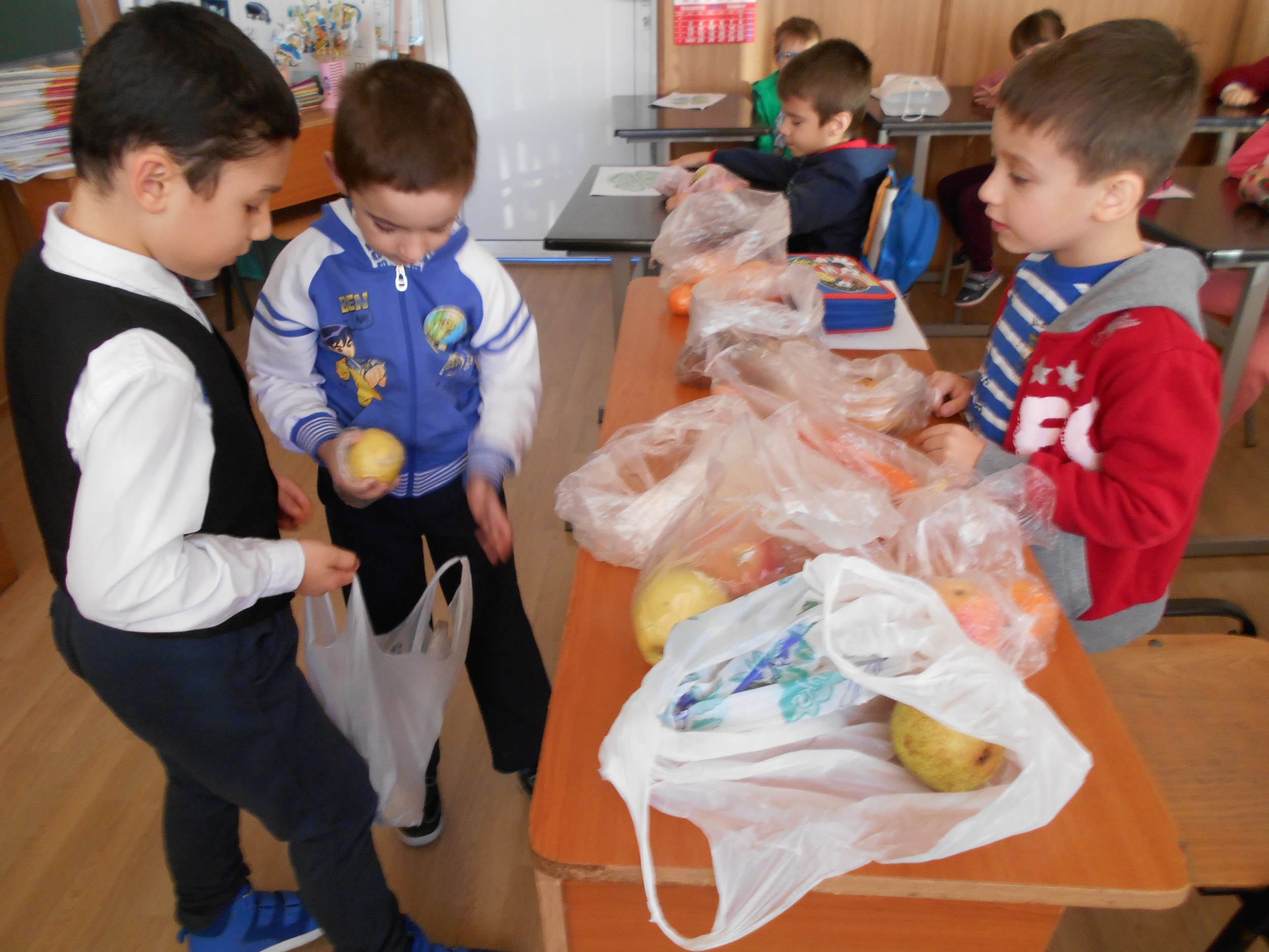 Daruri oferite de elevii Şcolii Gimnaziale „Elena Cuza“ din Iaşi