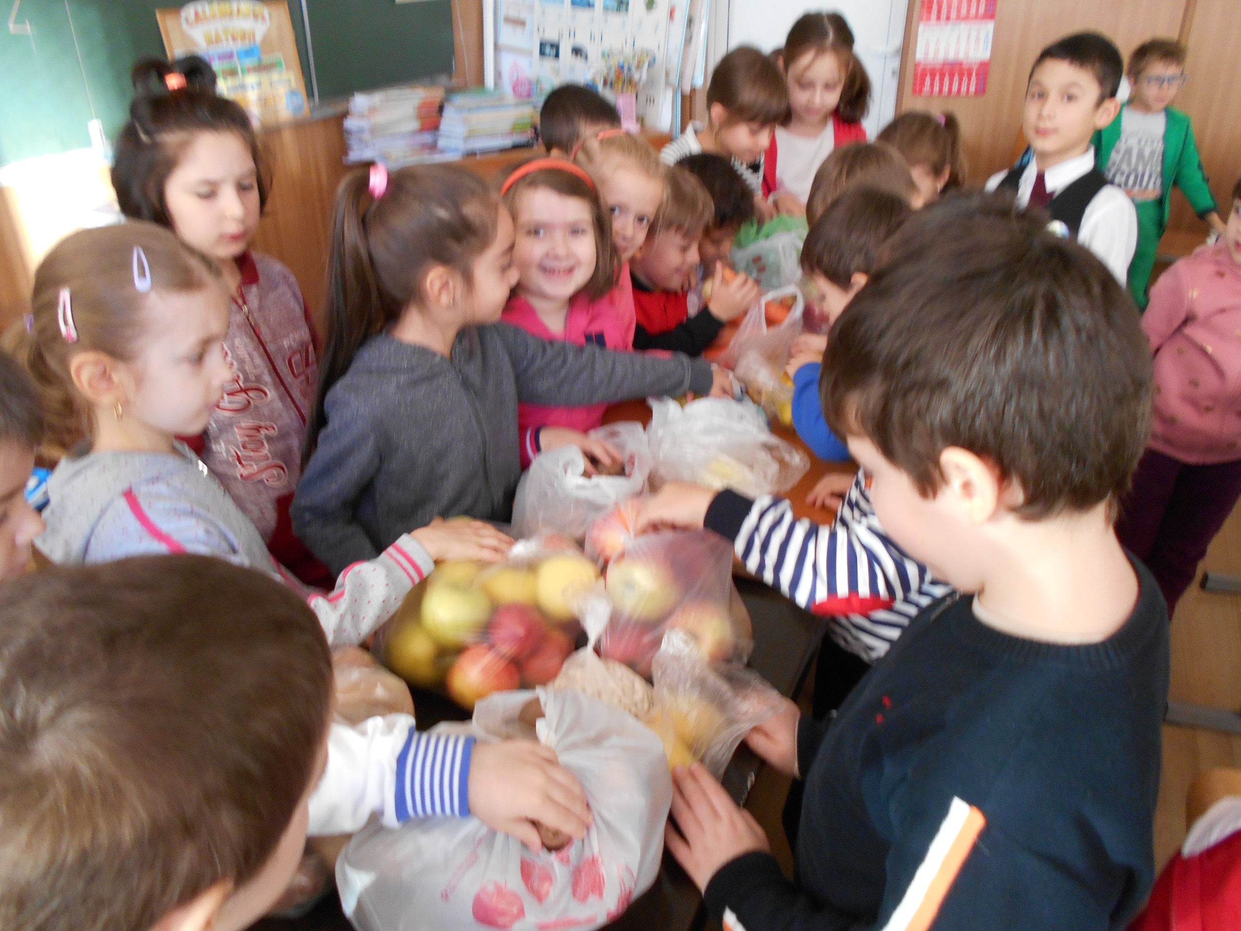 Daruri oferite de elevii Şcolii Gimnaziale „Elena Cuza“ din Iaşi