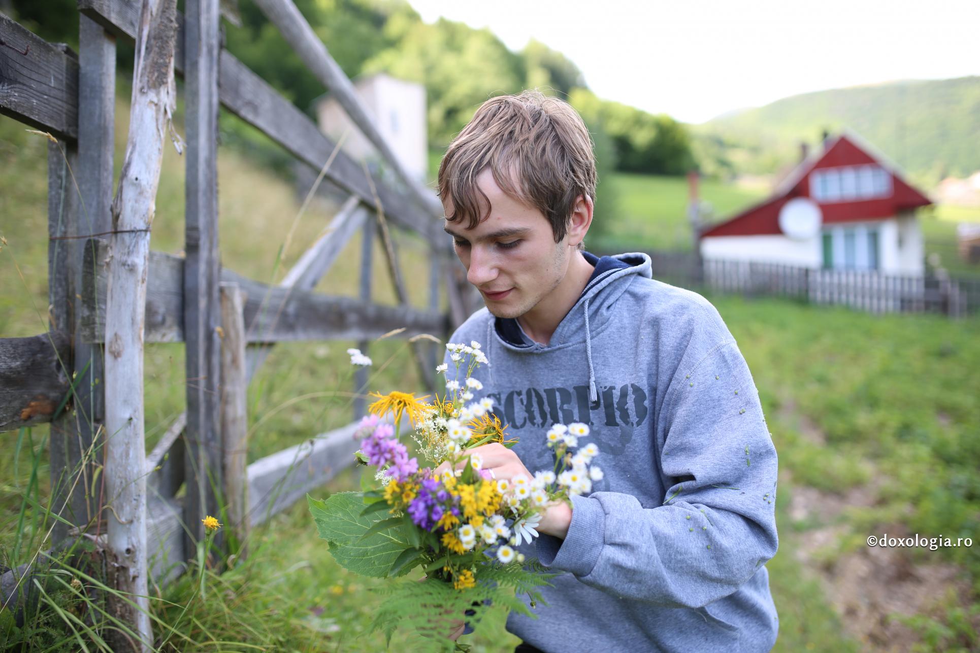tânăr cu flori în mână