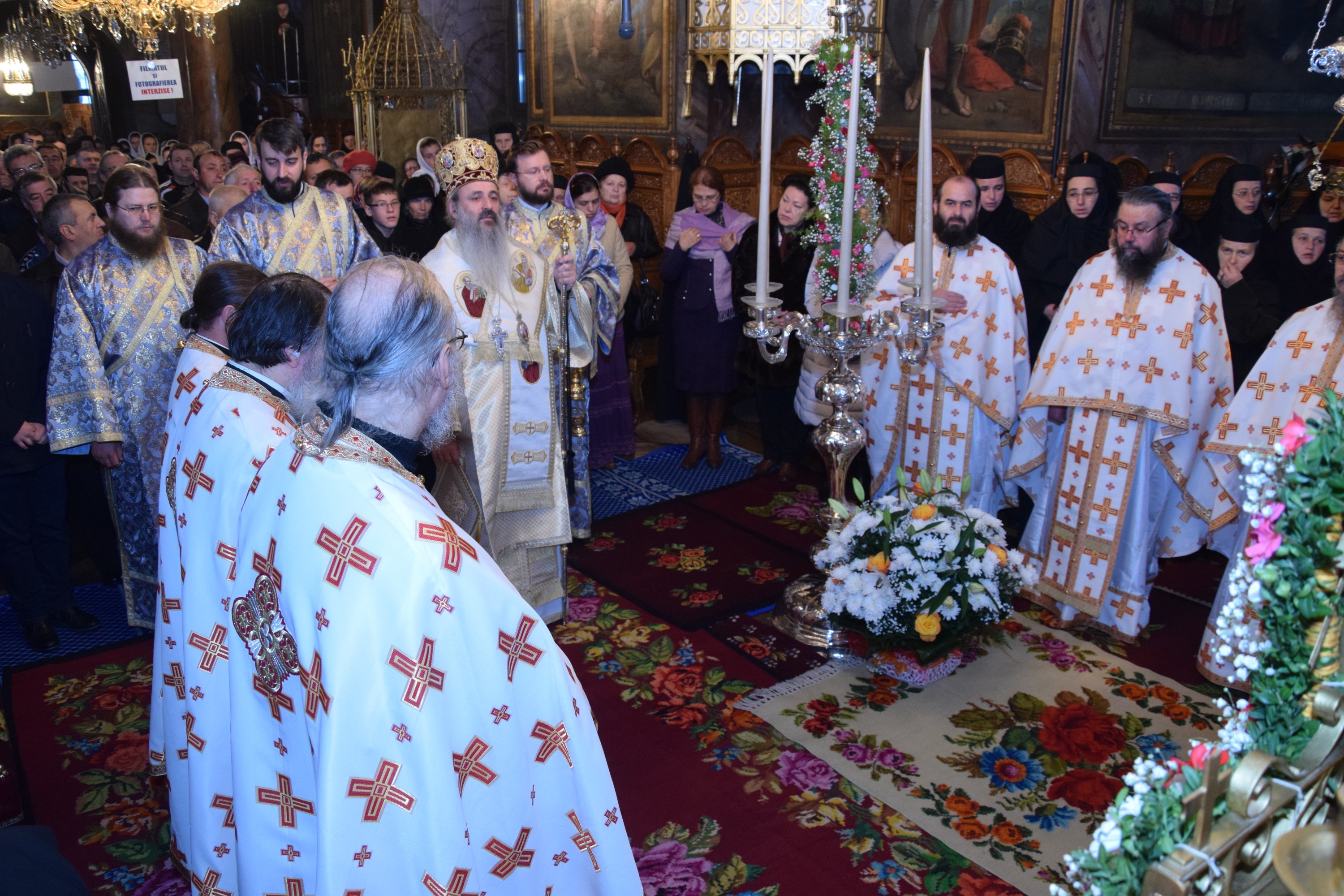 Sfinții Arhangheli, sărbătoriți prin Liturghie arhierească la Mănăstirea Agapia