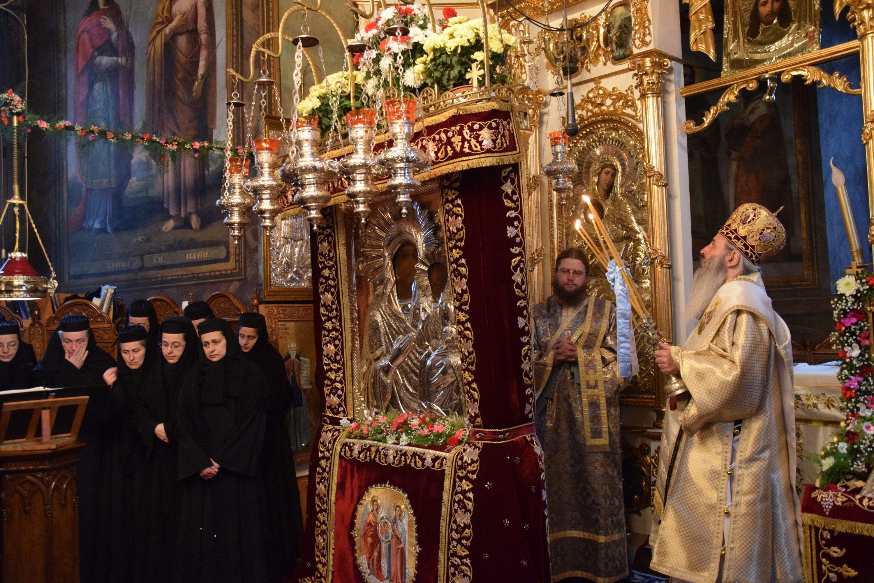 Sfinții Arhangheli, sărbătoriți prin Liturghie arhierească la Mănăstirea Agapia