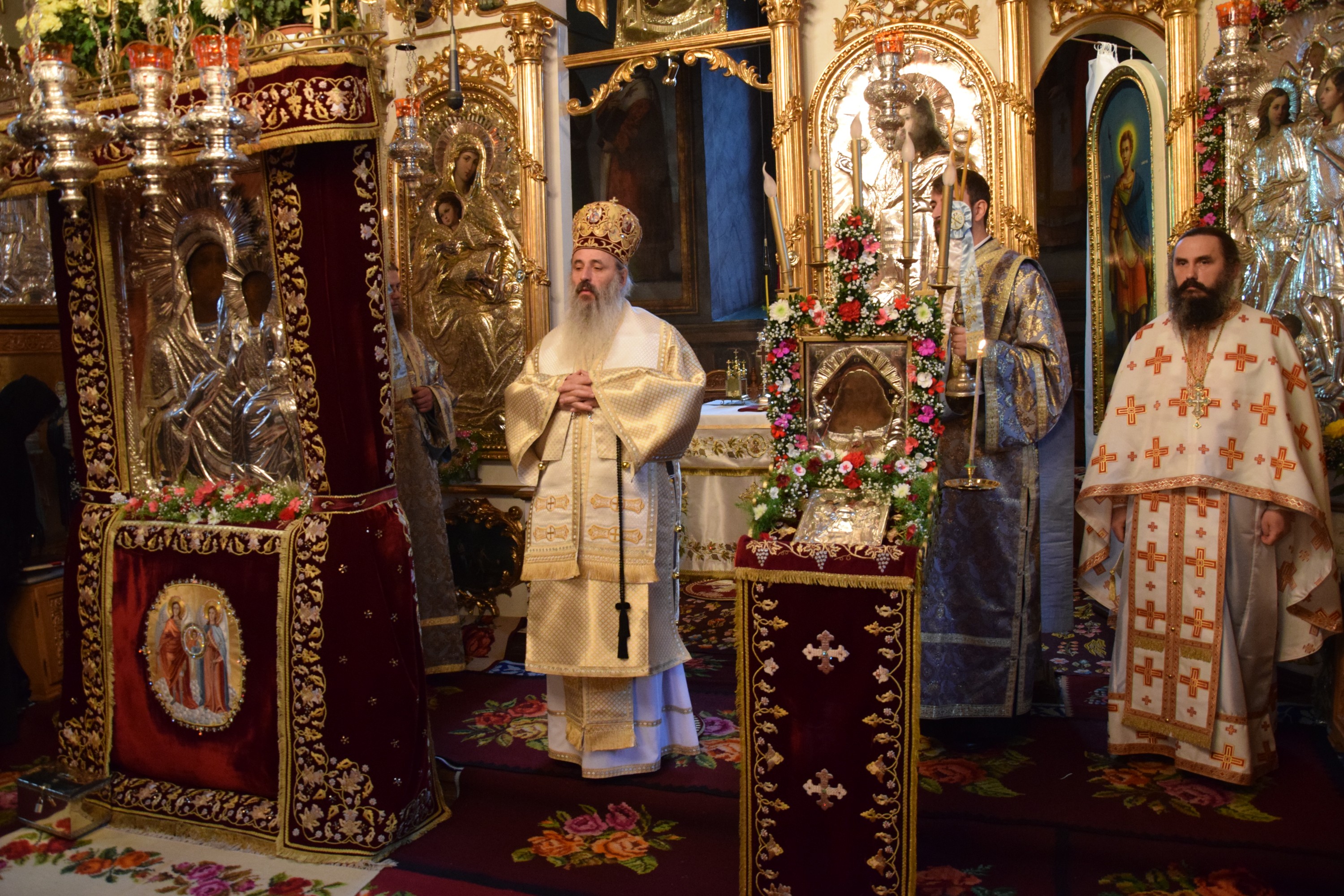 Sfinții Arhangheli, sărbătoriți prin Liturghie arhierească la Mănăstirea Agapia