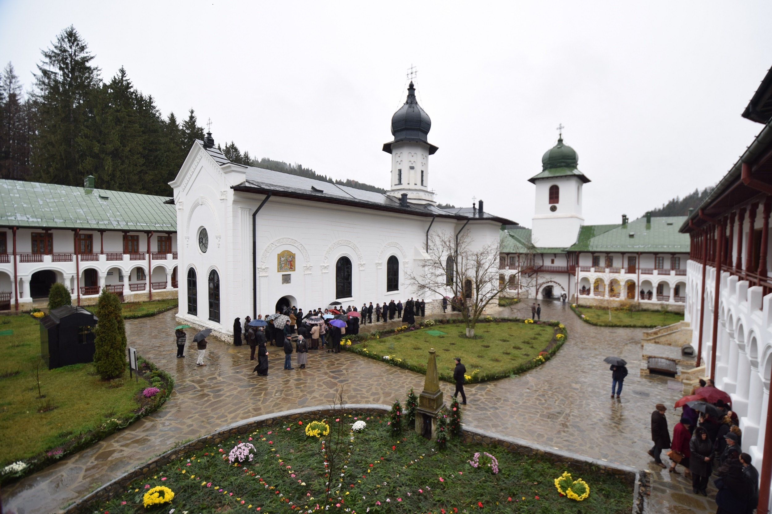 Sfinții Arhangheli, sărbătoriți prin Liturghie arhierească la Mănăstirea Agapia