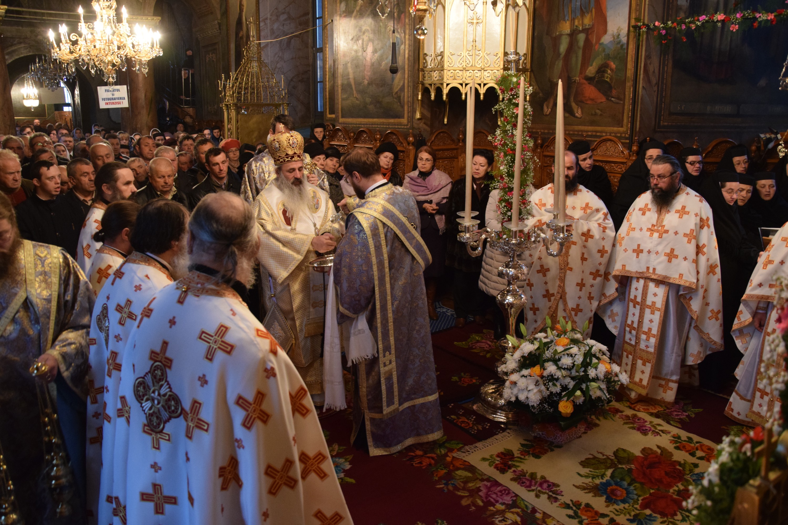 Sfinții Arhangheli, sărbătoriți prin Liturghie arhierească la Mănăstirea Agapia