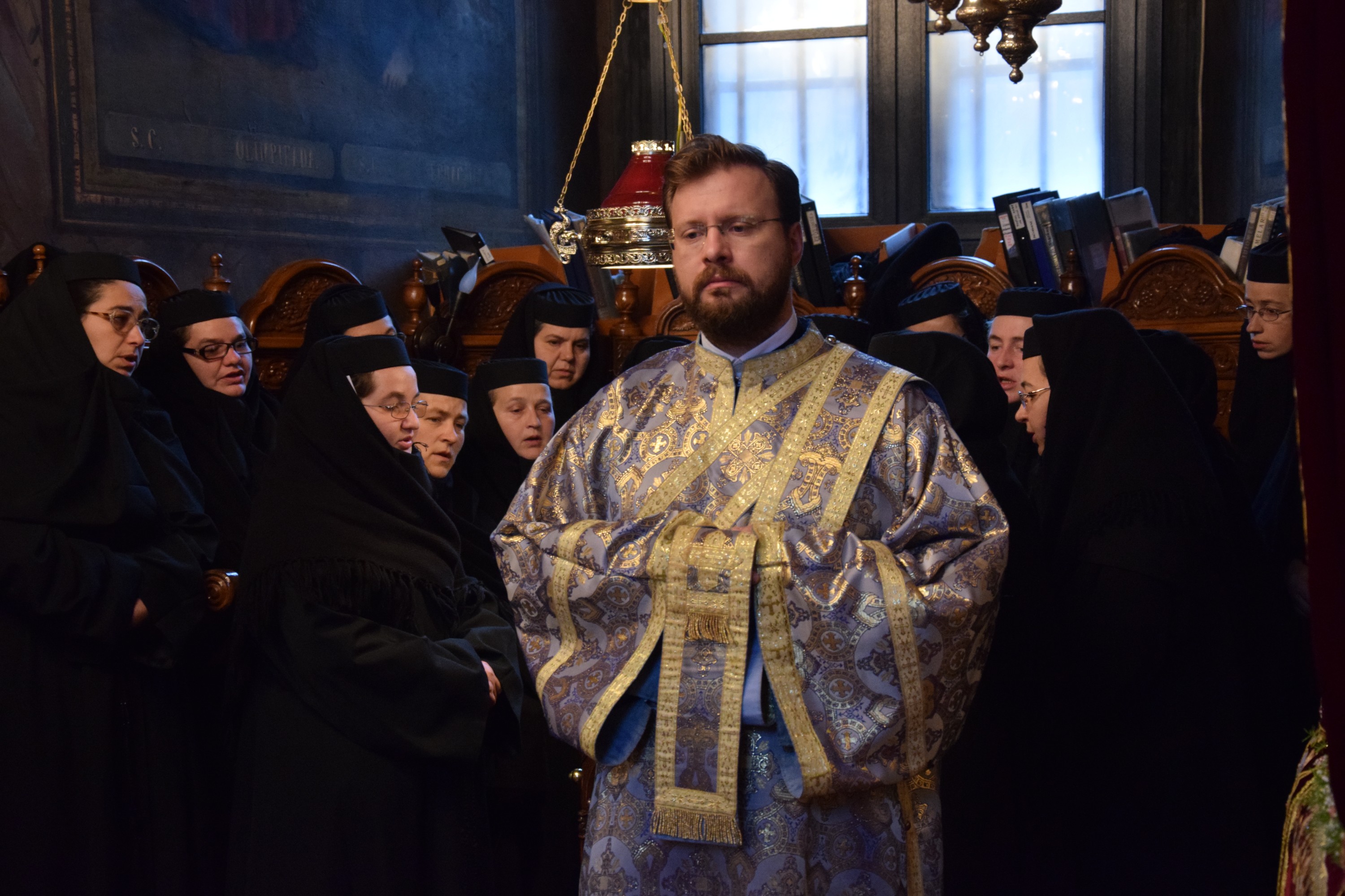 Sfinții Arhangheli, sărbătoriți prin Liturghie arhierească la Mănăstirea Agapia