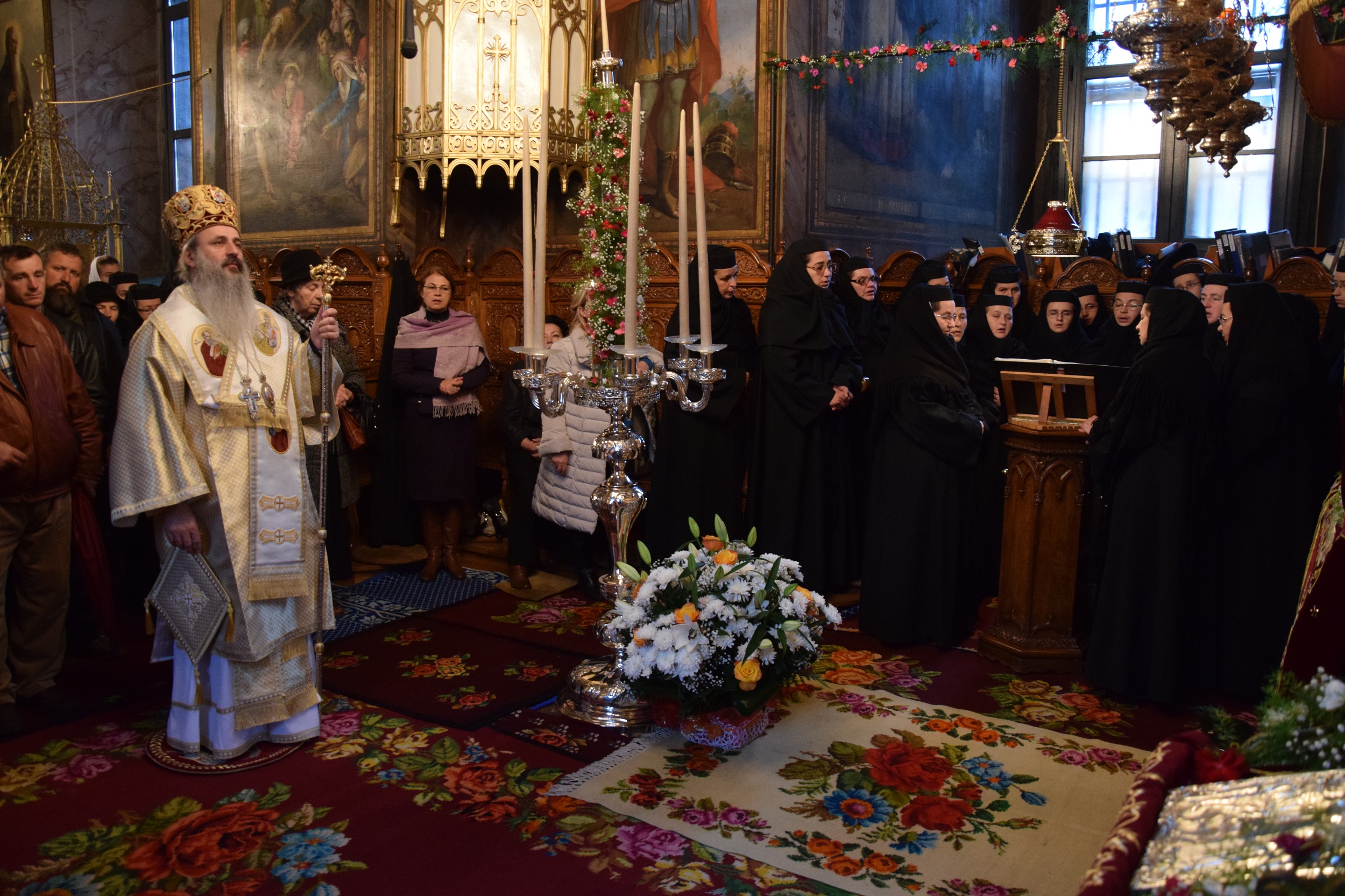 Sfinții Arhangheli, sărbătoriți prin Liturghie arhierească la Mănăstirea Agapia