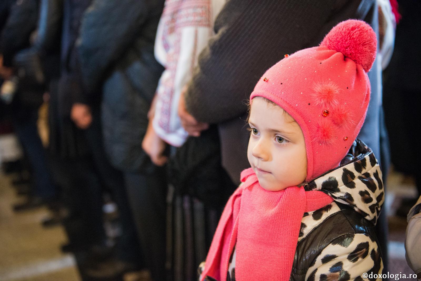 Să ne grăbim să umplem inima copilului cu bunătate / Foto: Oana Nechifor fetiță cu căciulă și fular roz