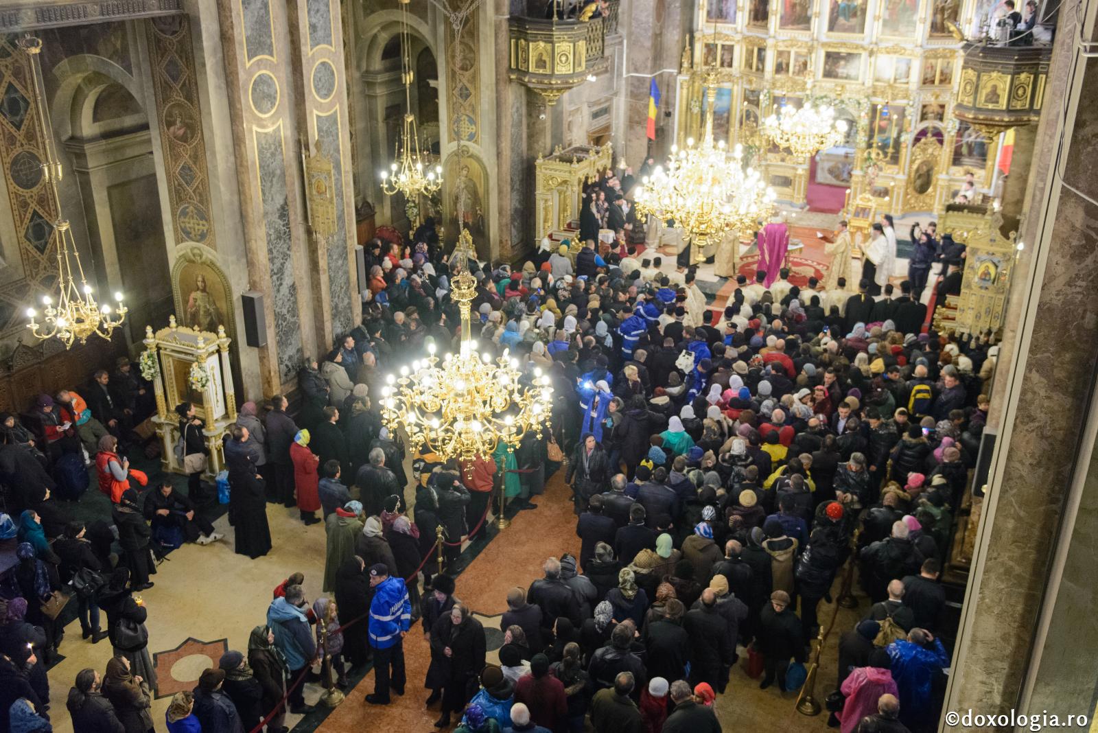 credincioși participând la slujbă
