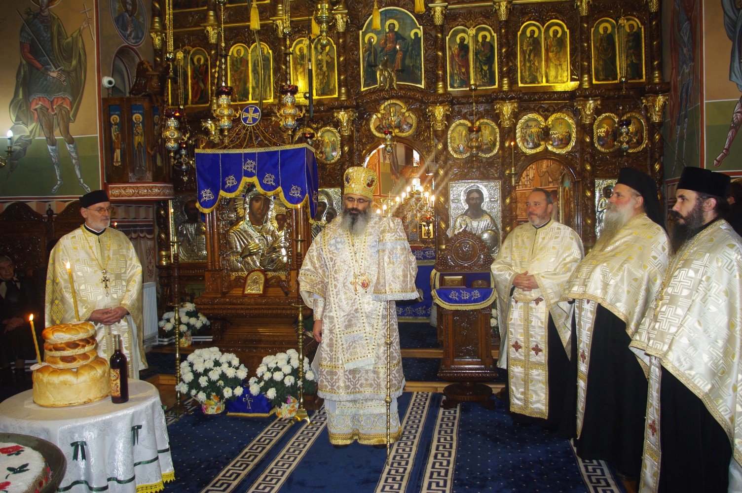 Liturghie arhierească la Târgu Neamţ