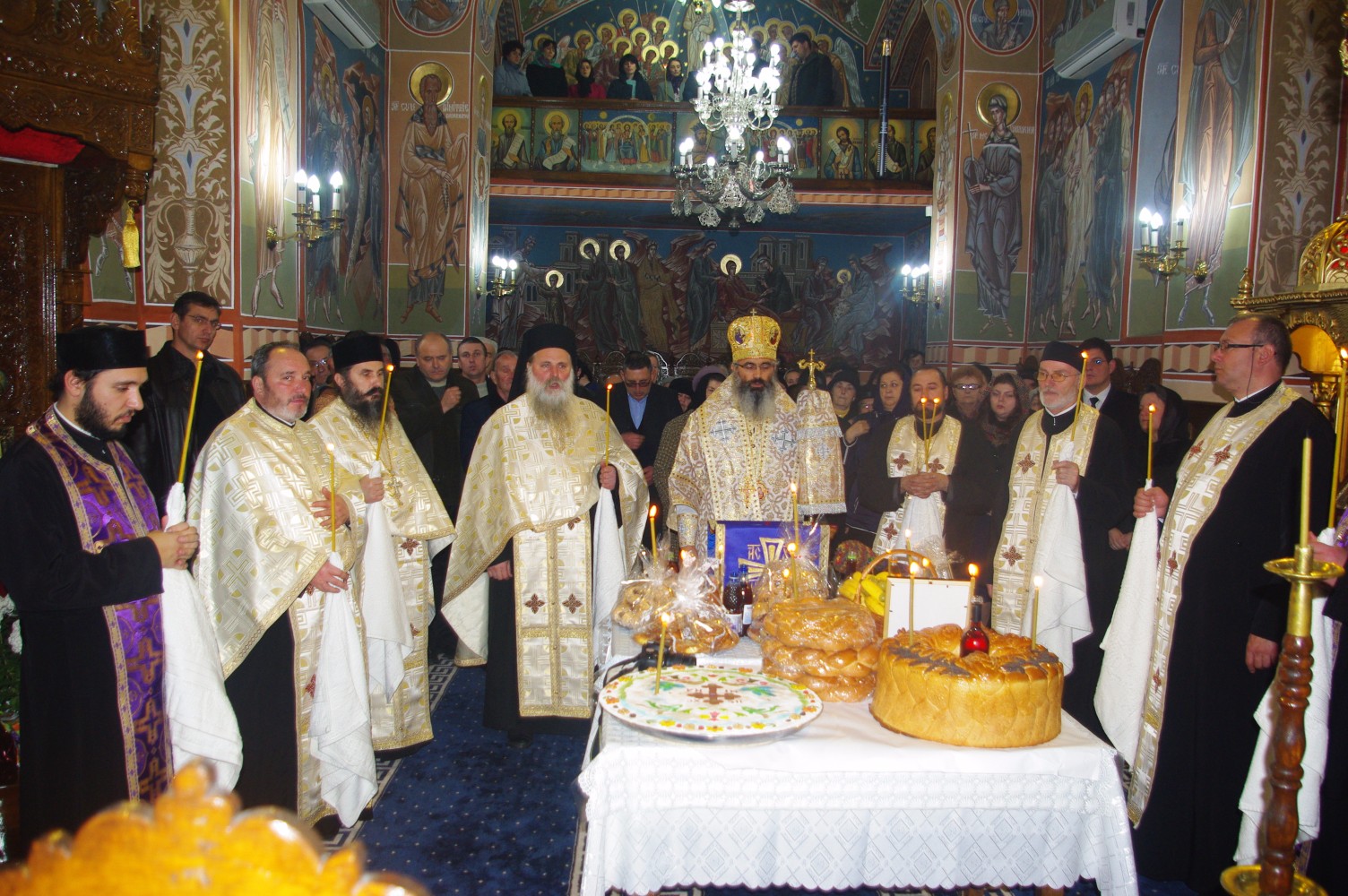 Liturghie arhierească la Târgu Neamţ