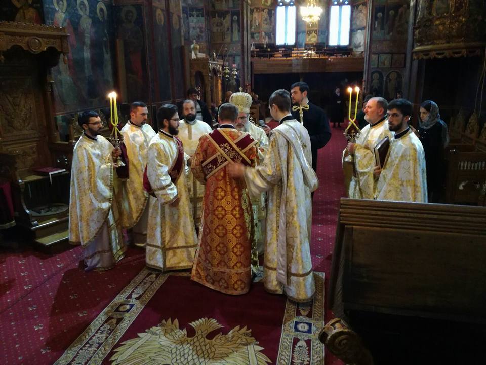 Liturghie arhierească la catedrala din Roman Liturghie arhierească la catedrala din Roman