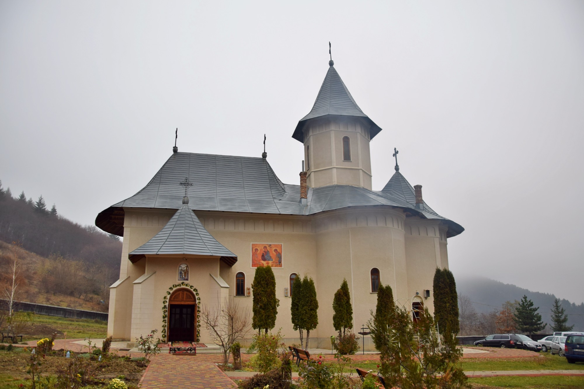 Hram la Mănăstirea Peștera: „Dumnezeu a început lucrarea Sa de mântuire încă de la aducerea la templu a Maicii Domnului”