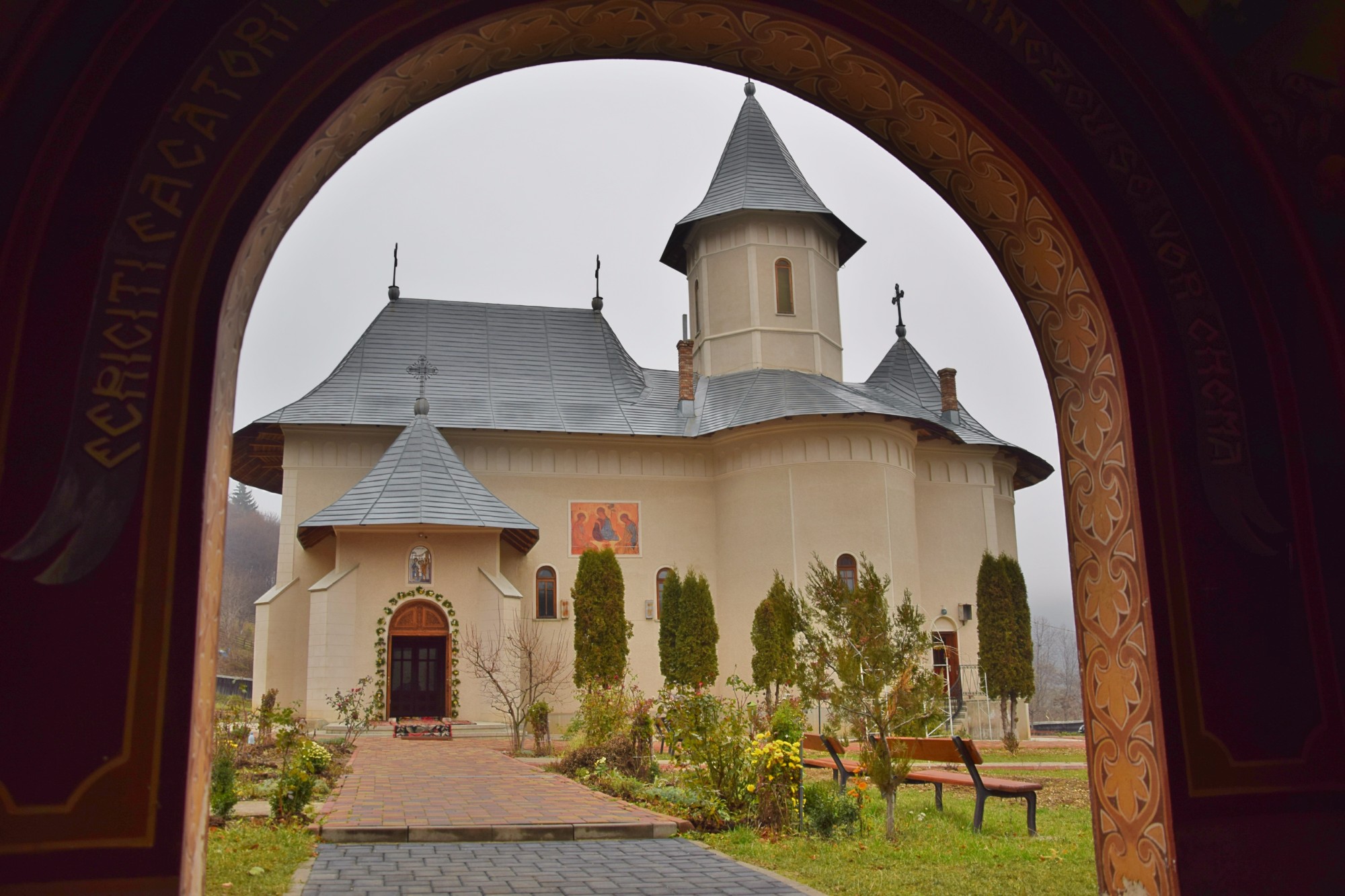 Hram la Mănăstirea Peștera: „Dumnezeu a început lucrarea Sa de mântuire încă de la aducerea la templu a Maicii Domnului”