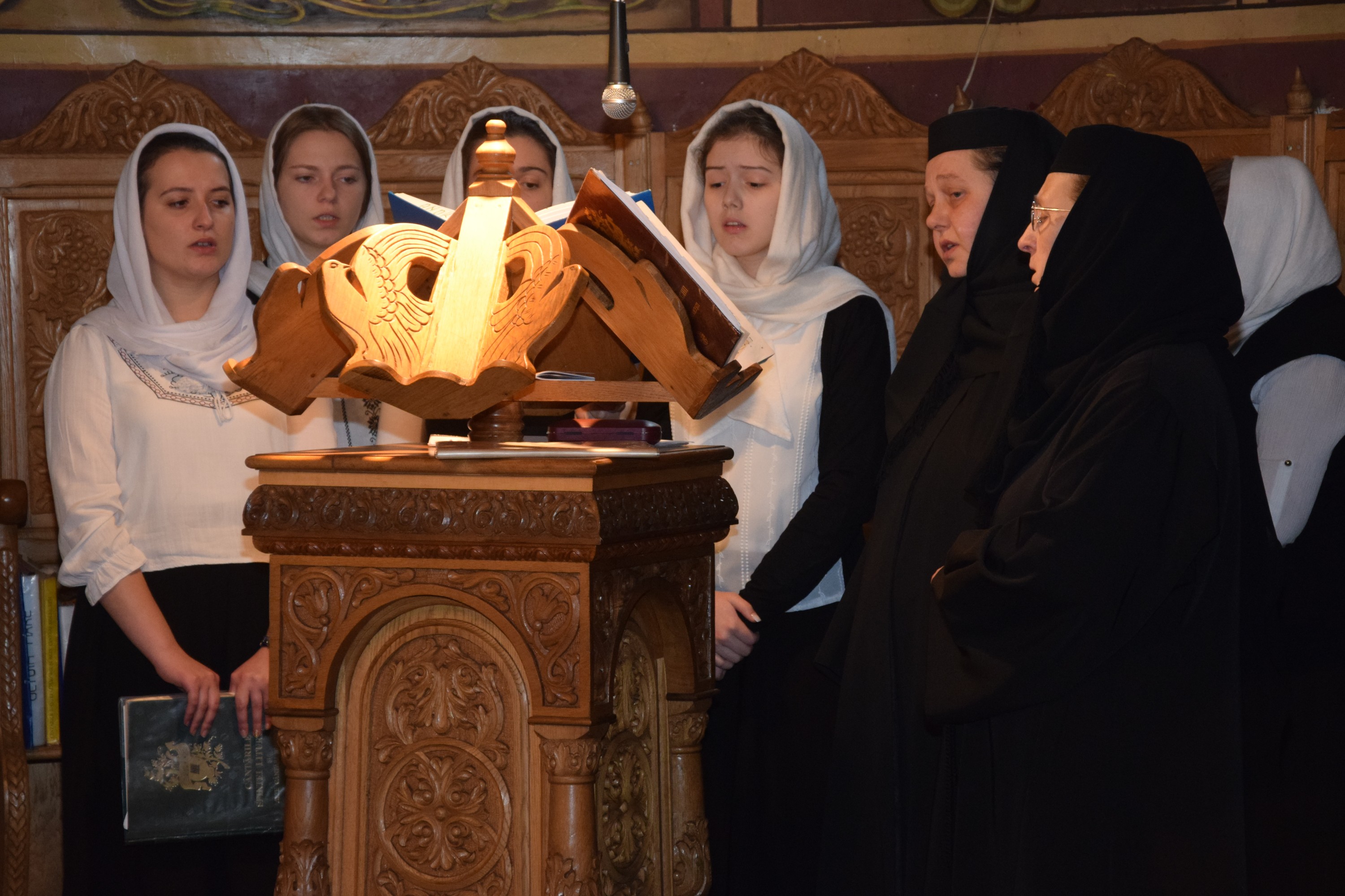 Hram la Mănăstirea Peștera: „Dumnezeu a început lucrarea Sa de mântuire încă de la aducerea la templu a Maicii Domnului”