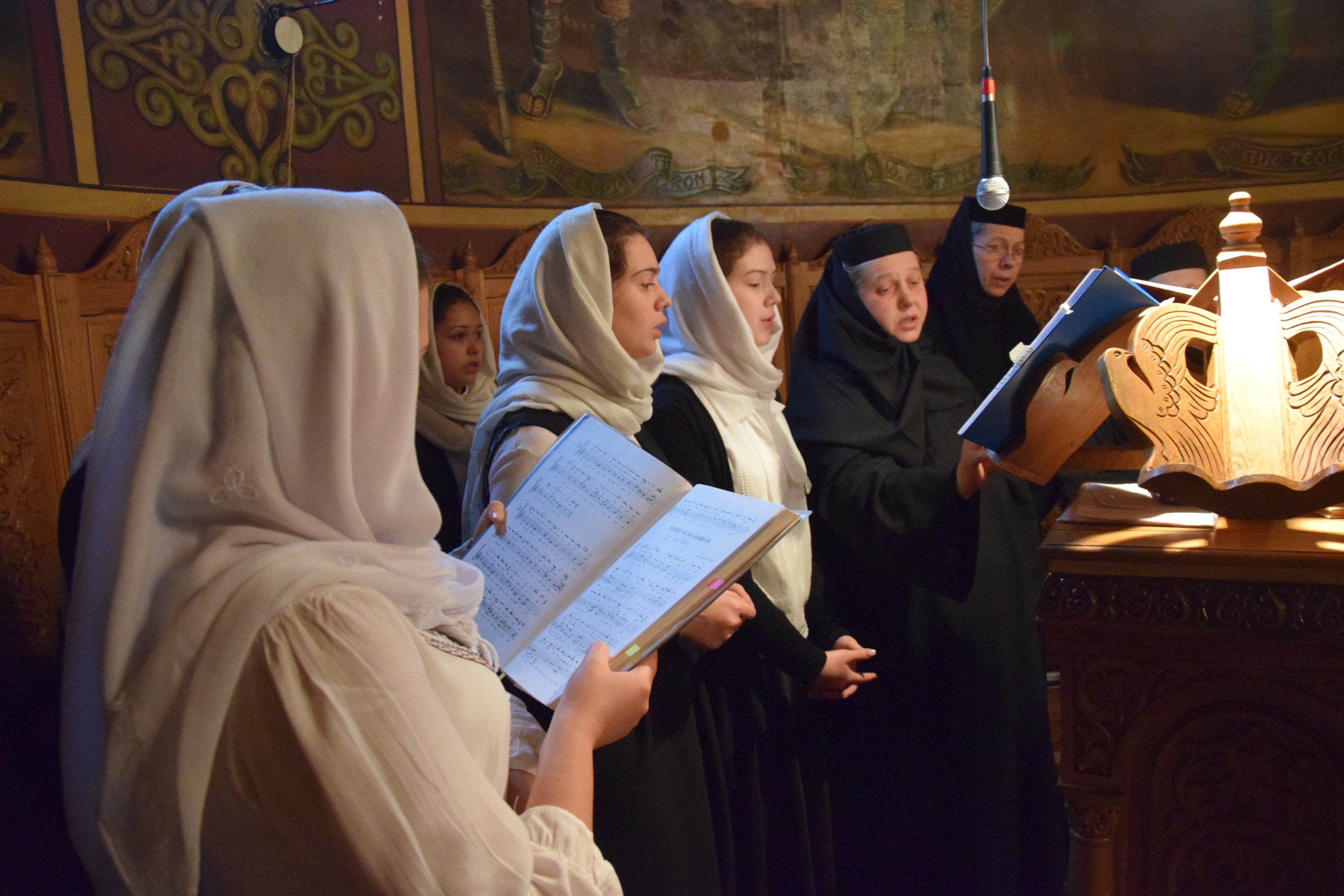 Hram la Mănăstirea Peștera: „Dumnezeu a început lucrarea Sa de mântuire încă de la aducerea la templu a Maicii Domnului”