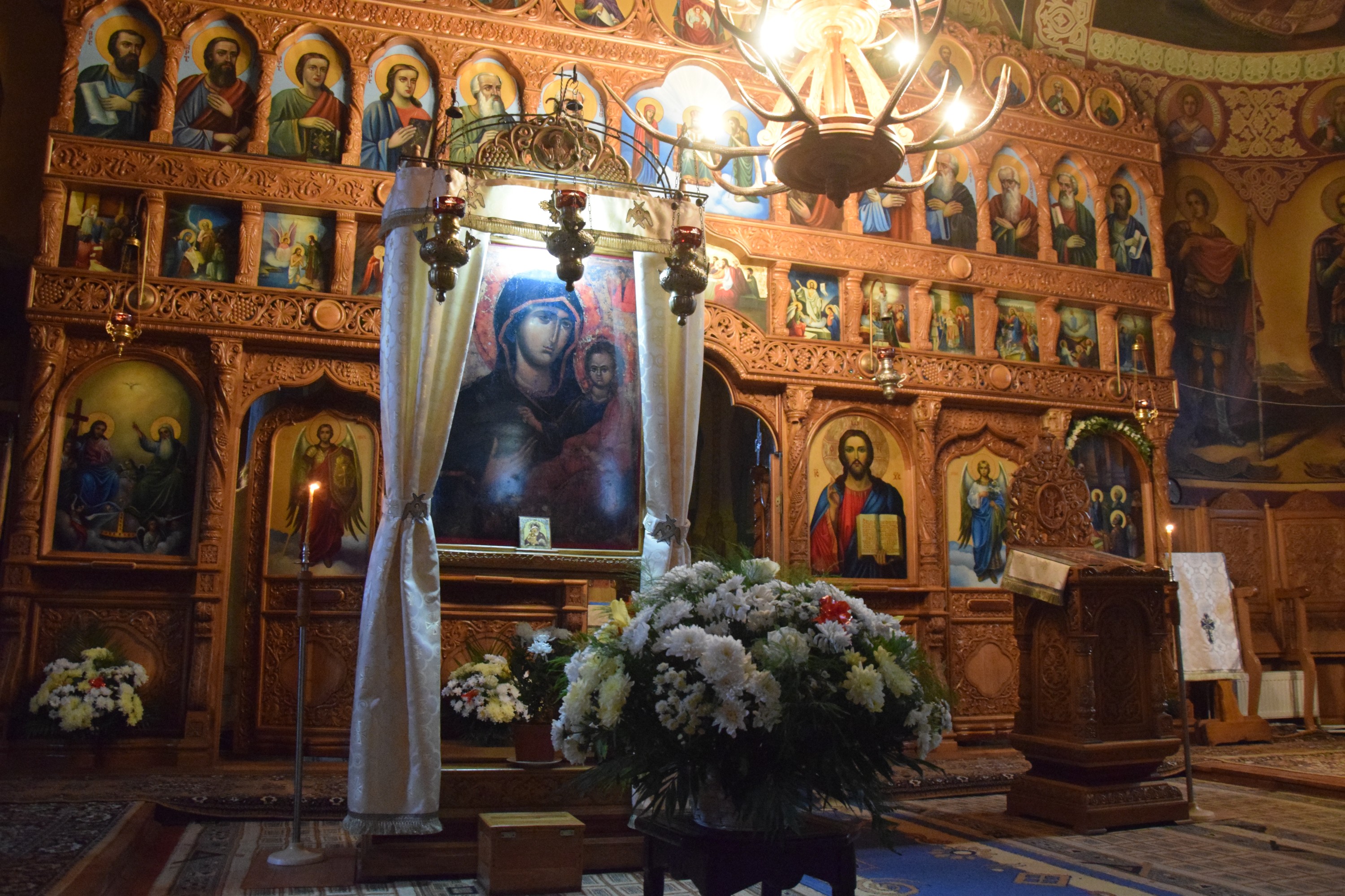 Hram la Mănăstirea Peștera: „Dumnezeu a început lucrarea Sa de mântuire încă de la aducerea la templu a Maicii Domnului”