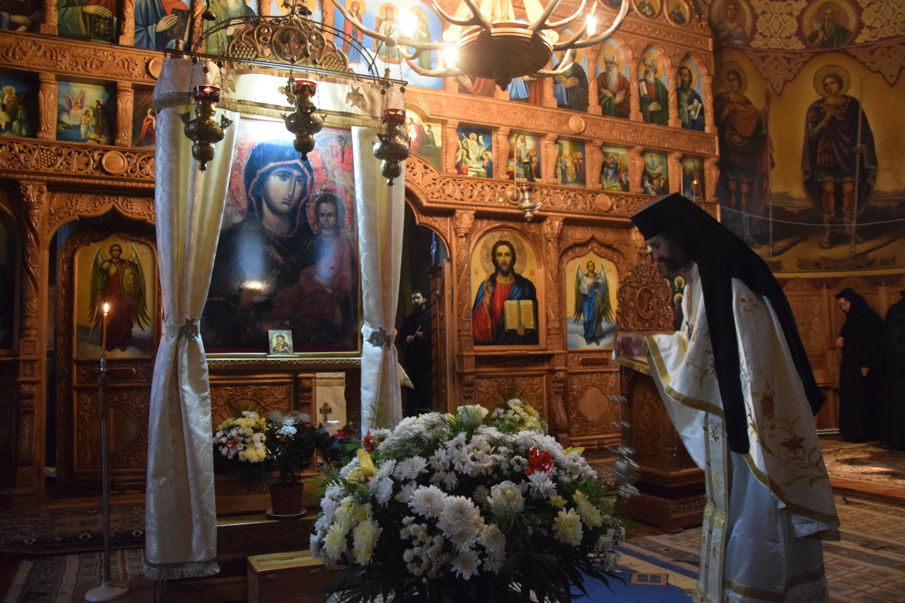 Hram la Mănăstirea Peștera: „Dumnezeu a început lucrarea Sa de mântuire încă de la aducerea la templu a Maicii Domnului”