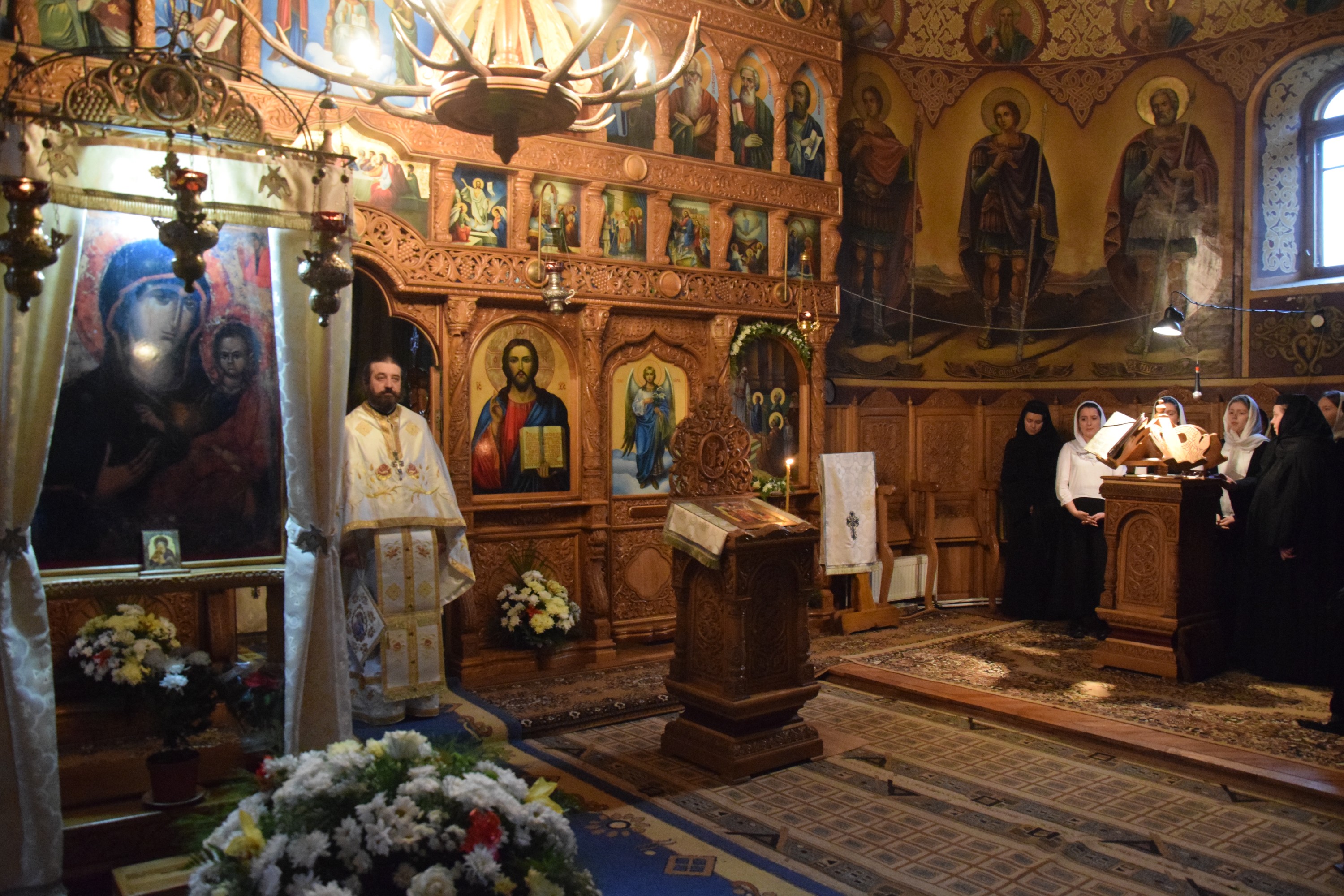 Hram la Mănăstirea Peștera: „Dumnezeu a început lucrarea Sa de mântuire încă de la aducerea la templu a Maicii Domnului”