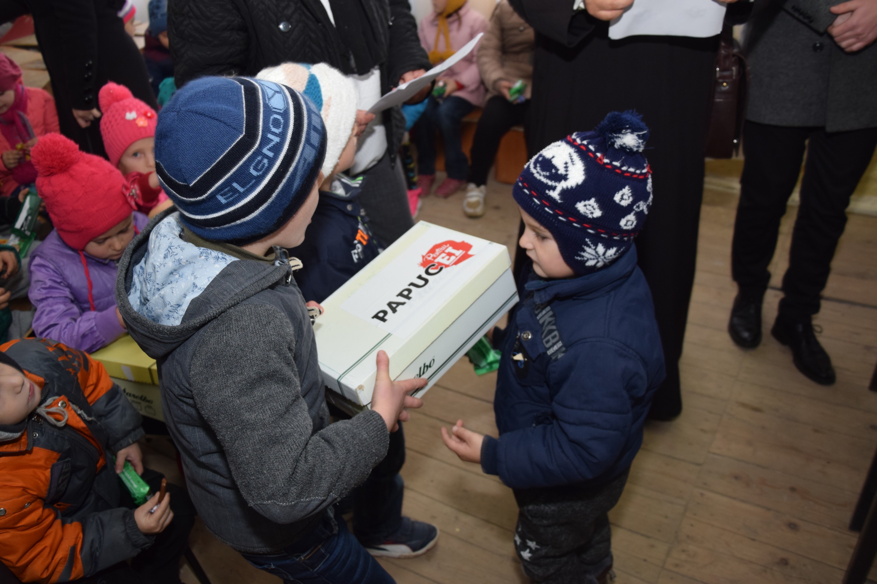 Proiectele Colegiului „Sfântul Nicolae” în Piscu Rusului: renovarea școlii și încălțăminte de iarnă pentru 43 de copii