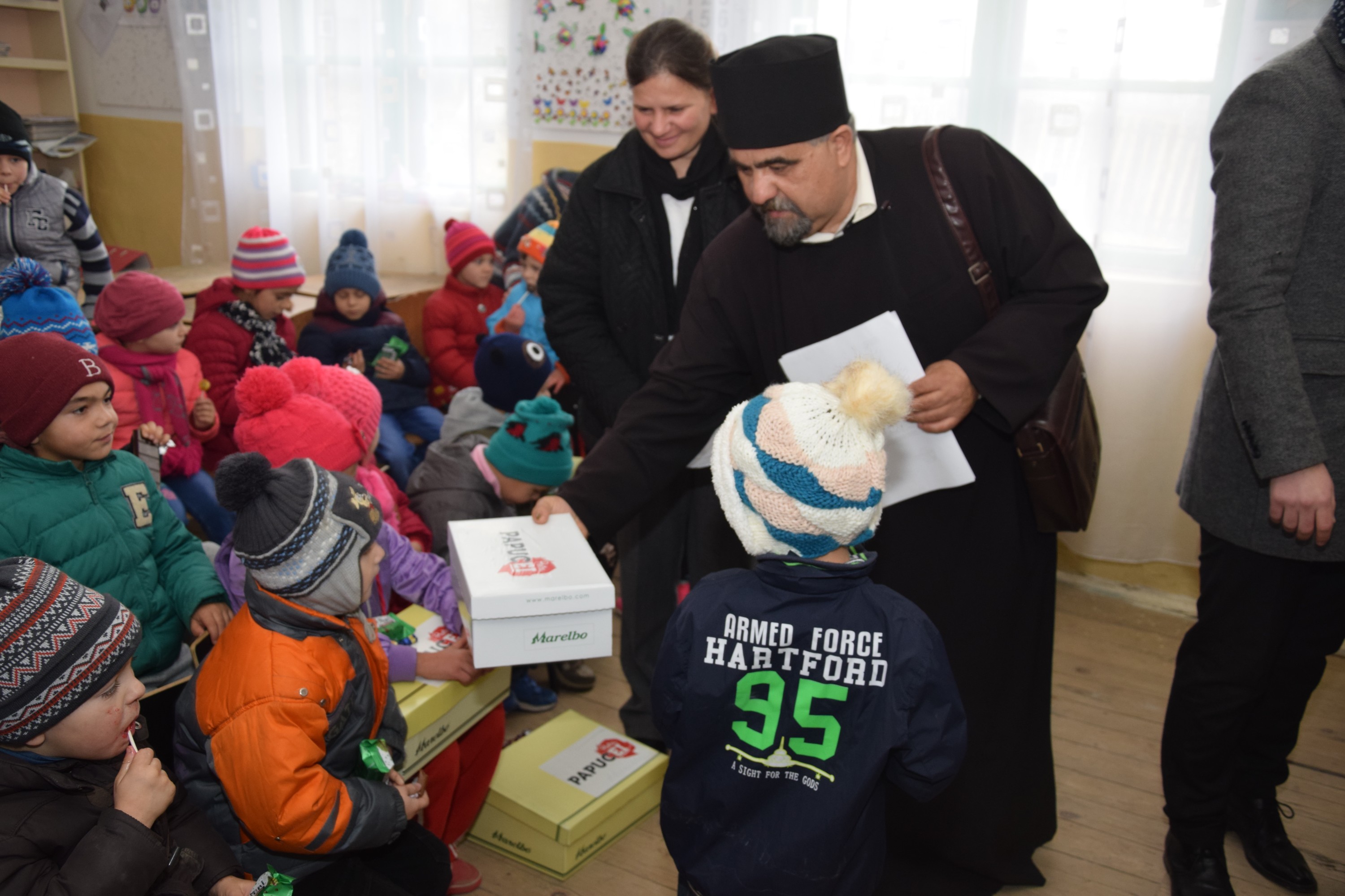 Proiectele Colegiului „Sfântul Nicolae” în Piscu Rusului: renovarea școlii și încălțăminte de iarnă pentru 43 de copii