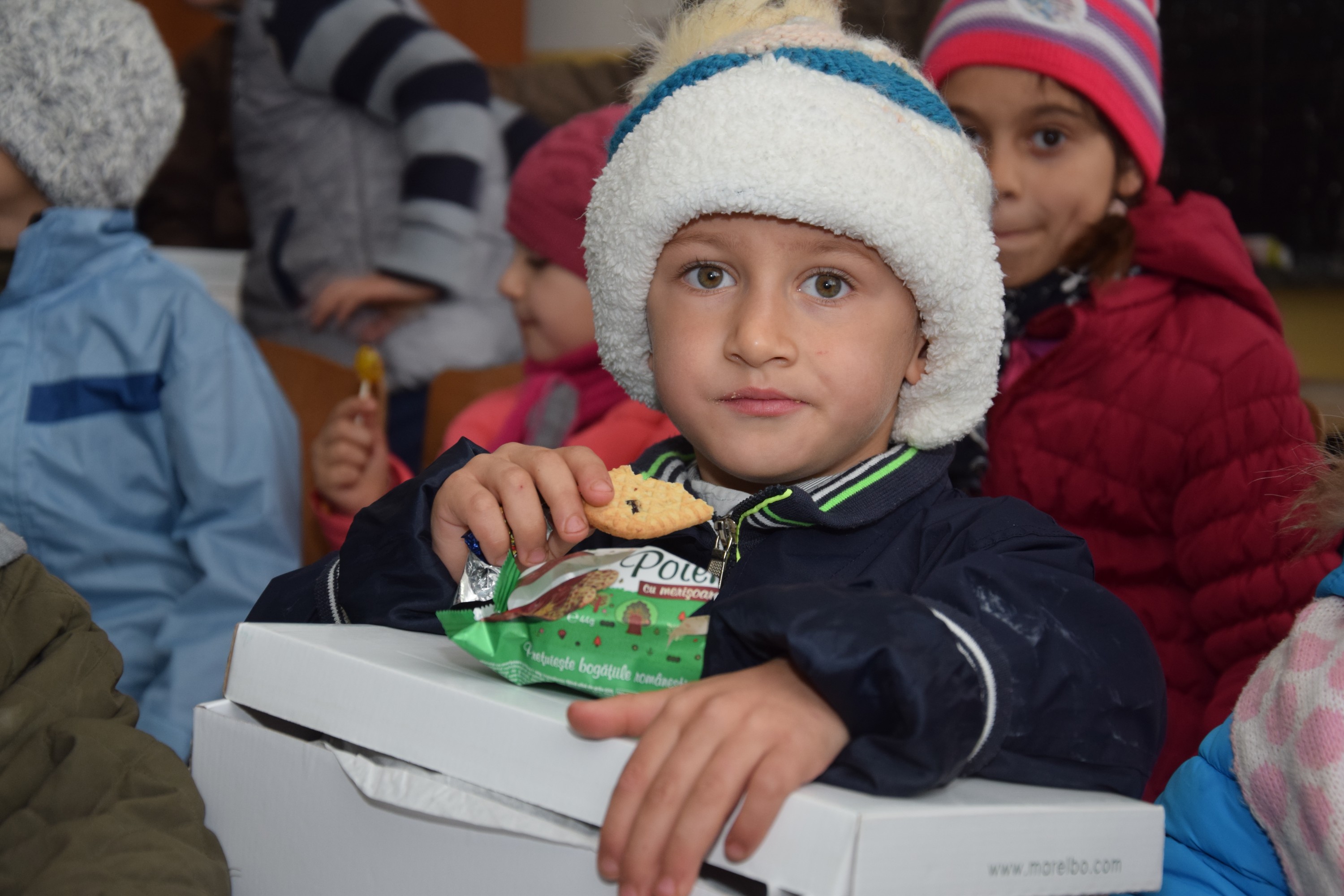 Proiectele Colegiului „Sfântul Nicolae” în Piscu Rusului: renovarea școlii și încălțăminte de iarnă pentru 43 de copii