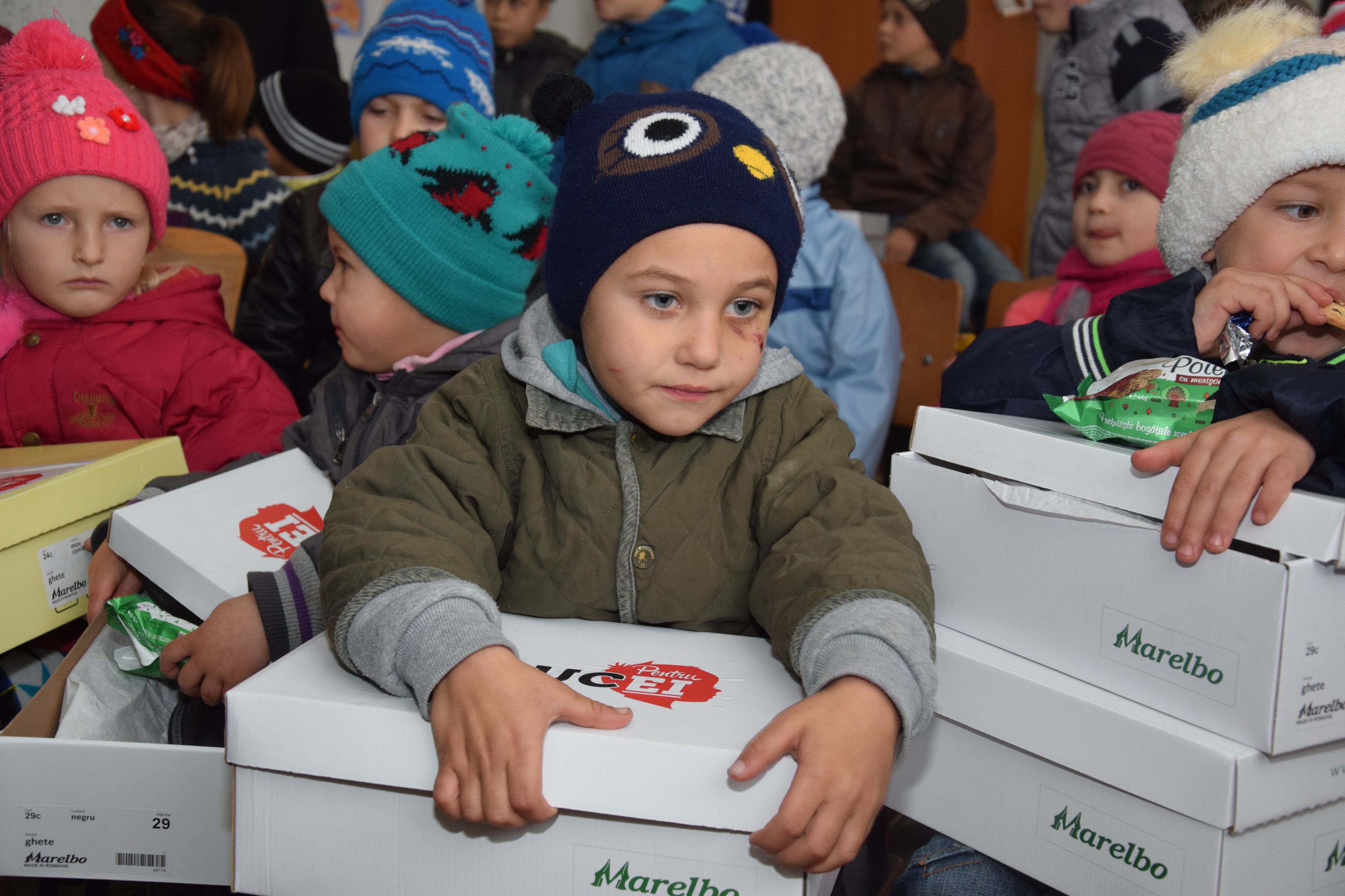 Proiectele Colegiului „Sfântul Nicolae” în Piscu Rusului: renovarea școlii și încălțăminte de iarnă pentru 43 de copii