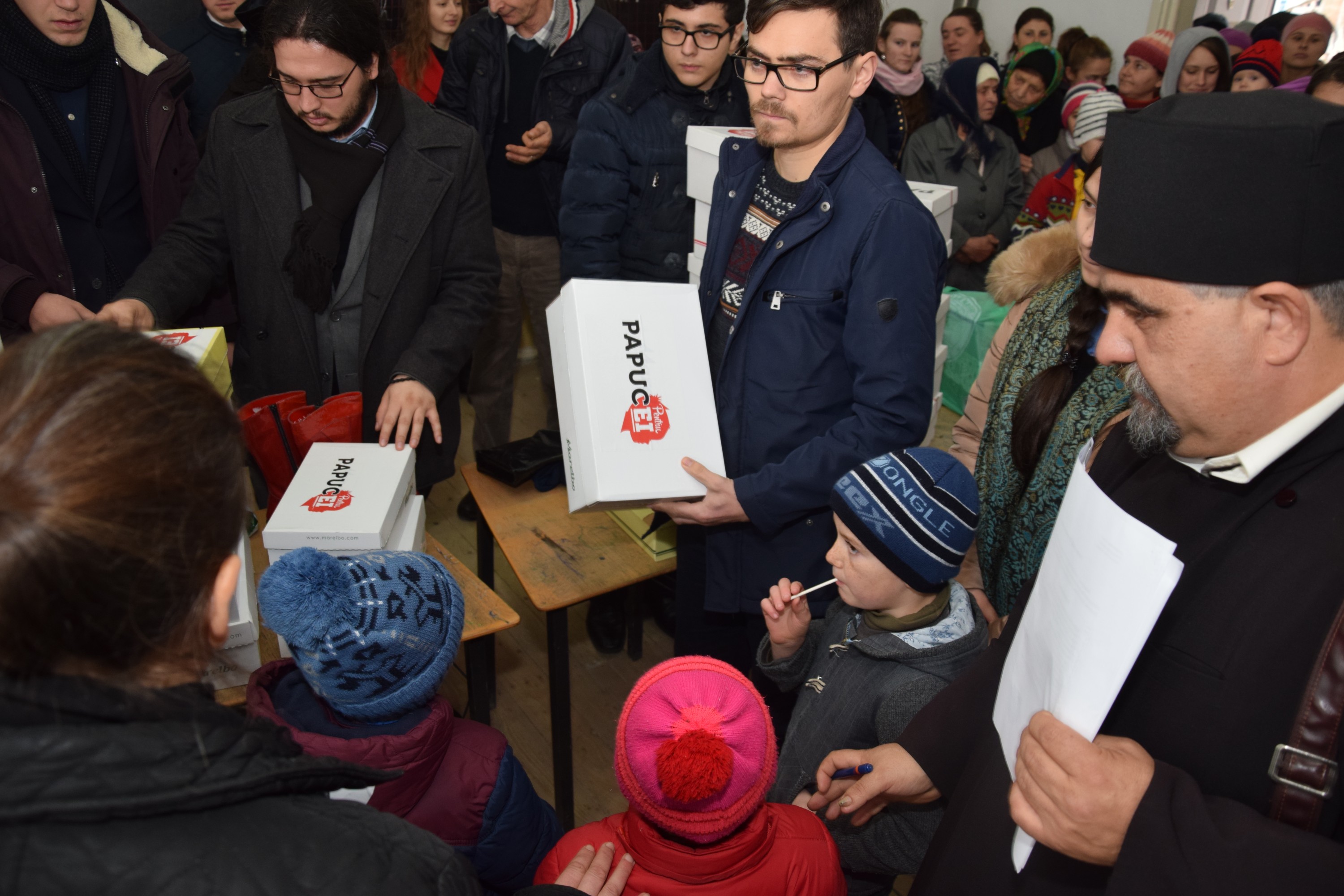 Proiectele Colegiului „Sfântul Nicolae” în Piscu Rusului: renovarea școlii și încălțăminte de iarnă pentru 43 de copii