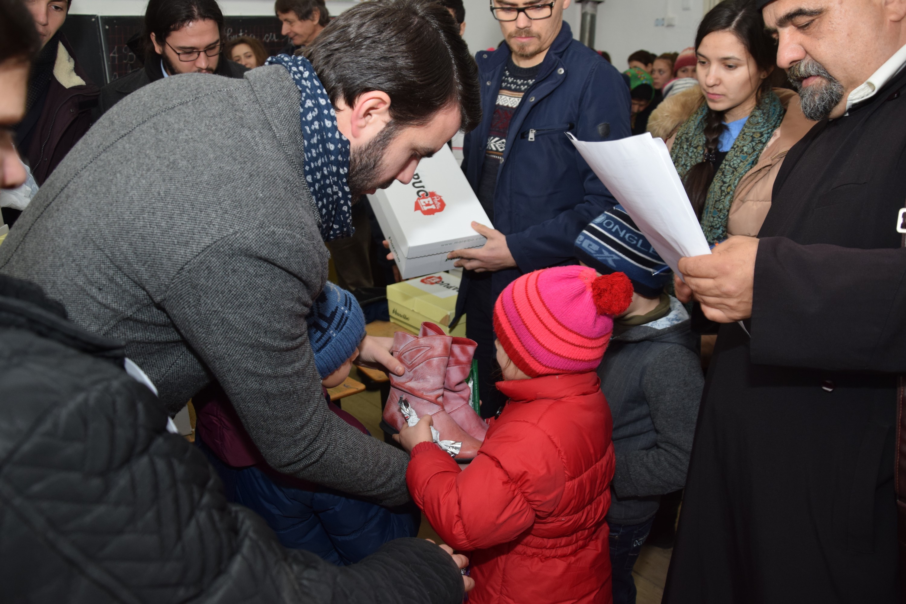 Proiectele Colegiului „Sfântul Nicolae” în Piscu Rusului: renovarea școlii și încălțăminte de iarnă pentru 43 de copii