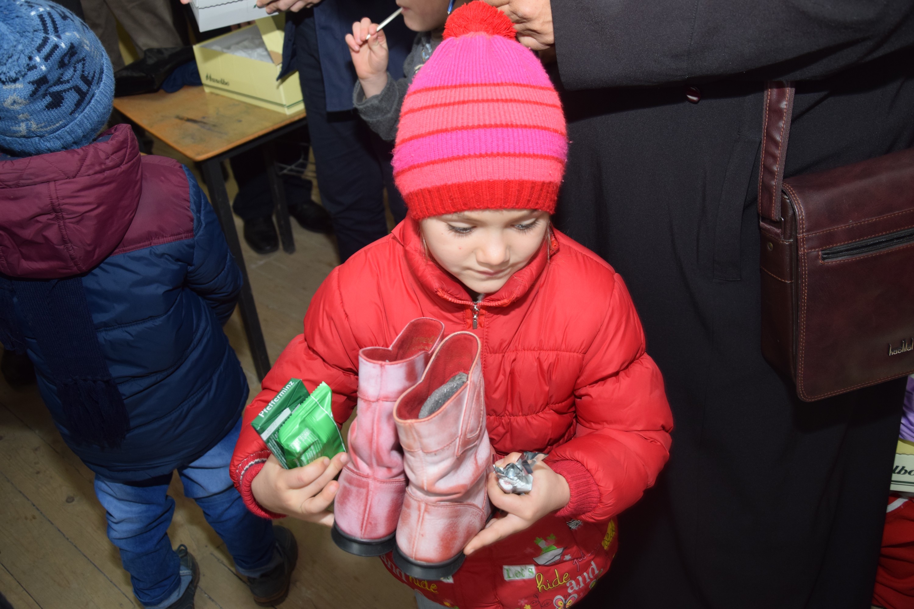 Proiectele Colegiului „Sfântul Nicolae” în Piscu Rusului: renovarea școlii și încălțăminte de iarnă pentru 43 de copii