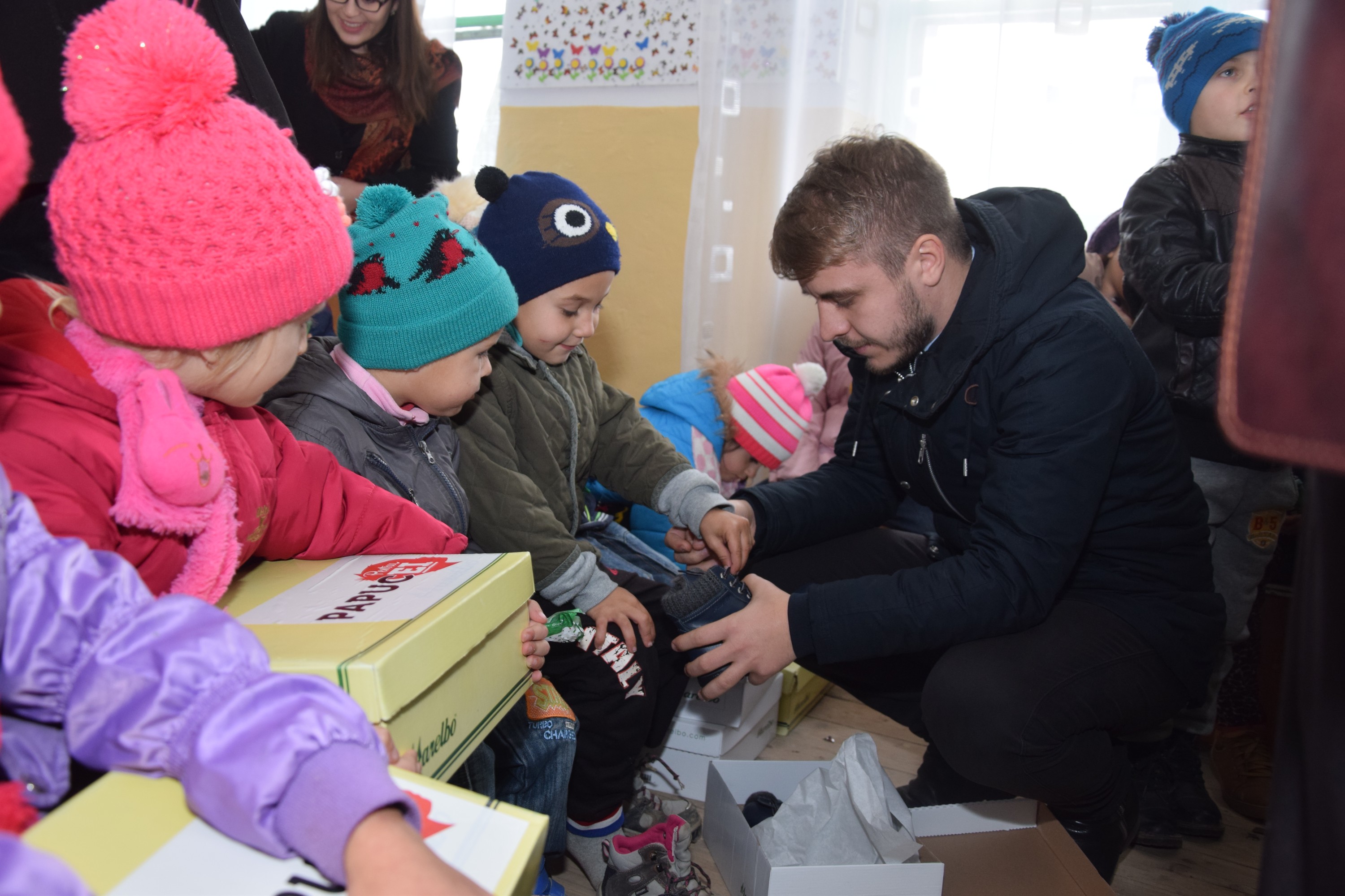 Proiectele Colegiului „Sfântul Nicolae” în Piscu Rusului: renovarea școlii și încălțăminte de iarnă pentru 43 de copii