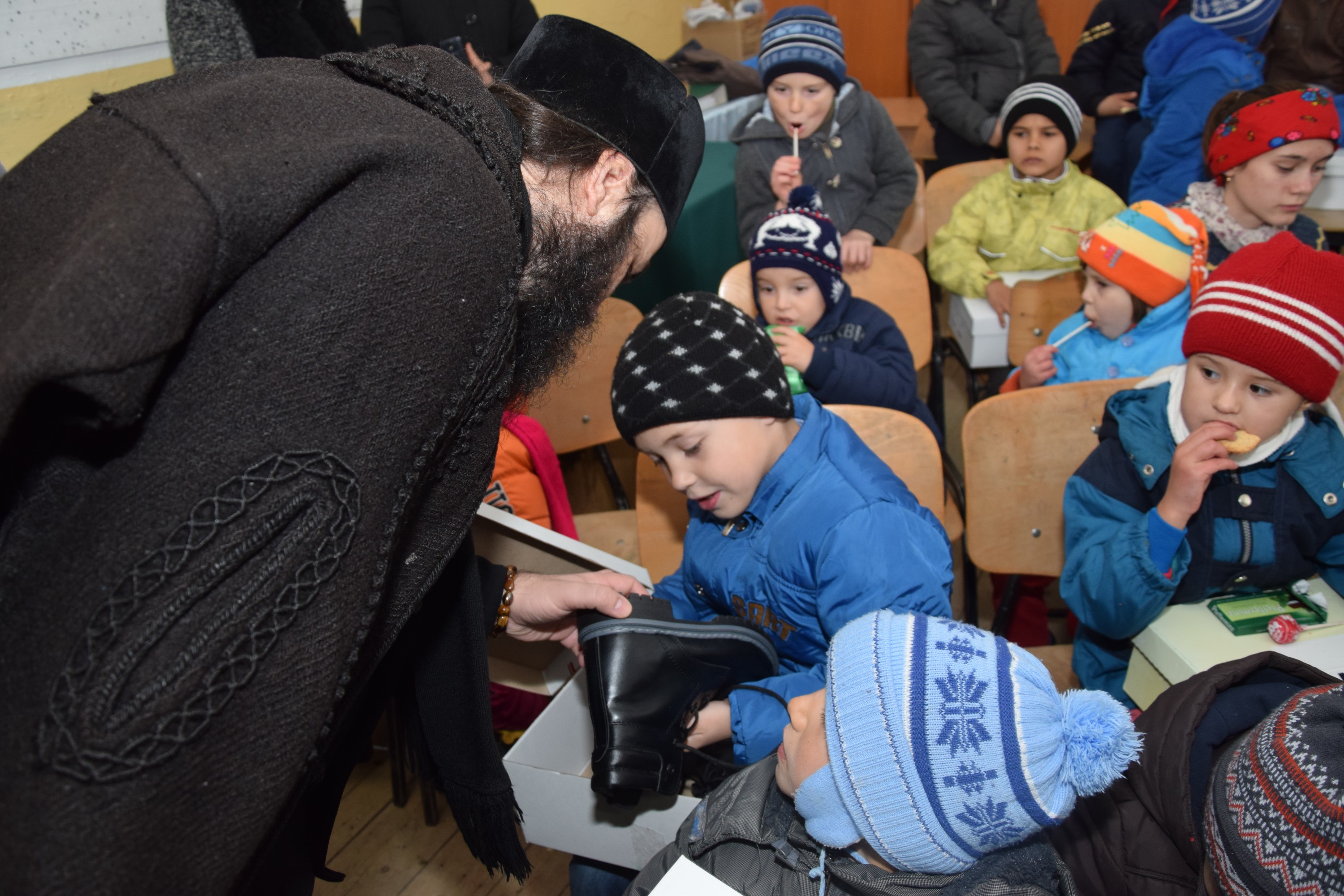 Proiectele Colegiului „Sfântul Nicolae” în Piscu Rusului: renovarea școlii și încălțăminte de iarnă pentru 43 de copii