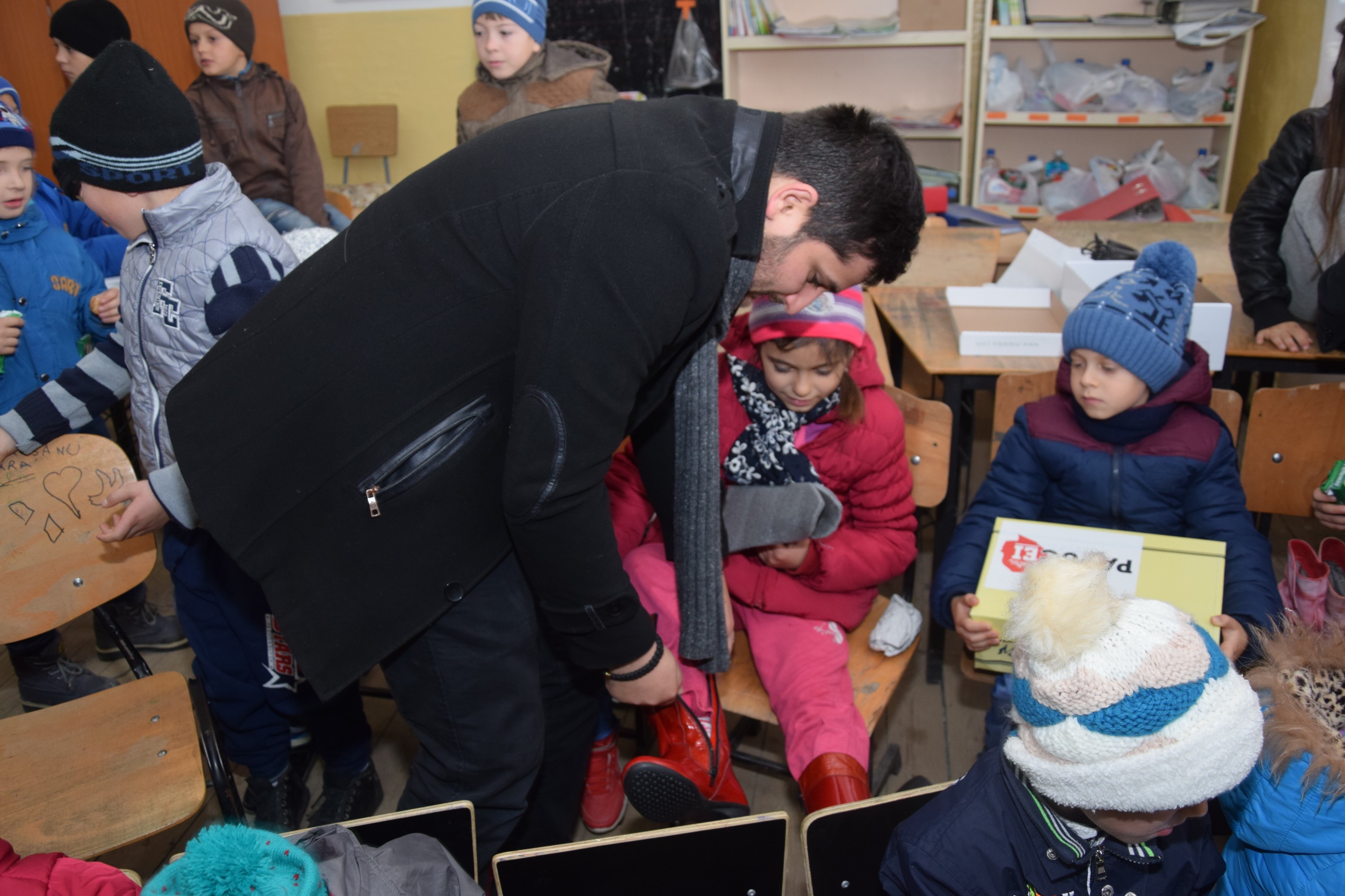Proiectele Colegiului „Sfântul Nicolae” în Piscu Rusului: renovarea școlii și încălțăminte de iarnă pentru 43 de copii
