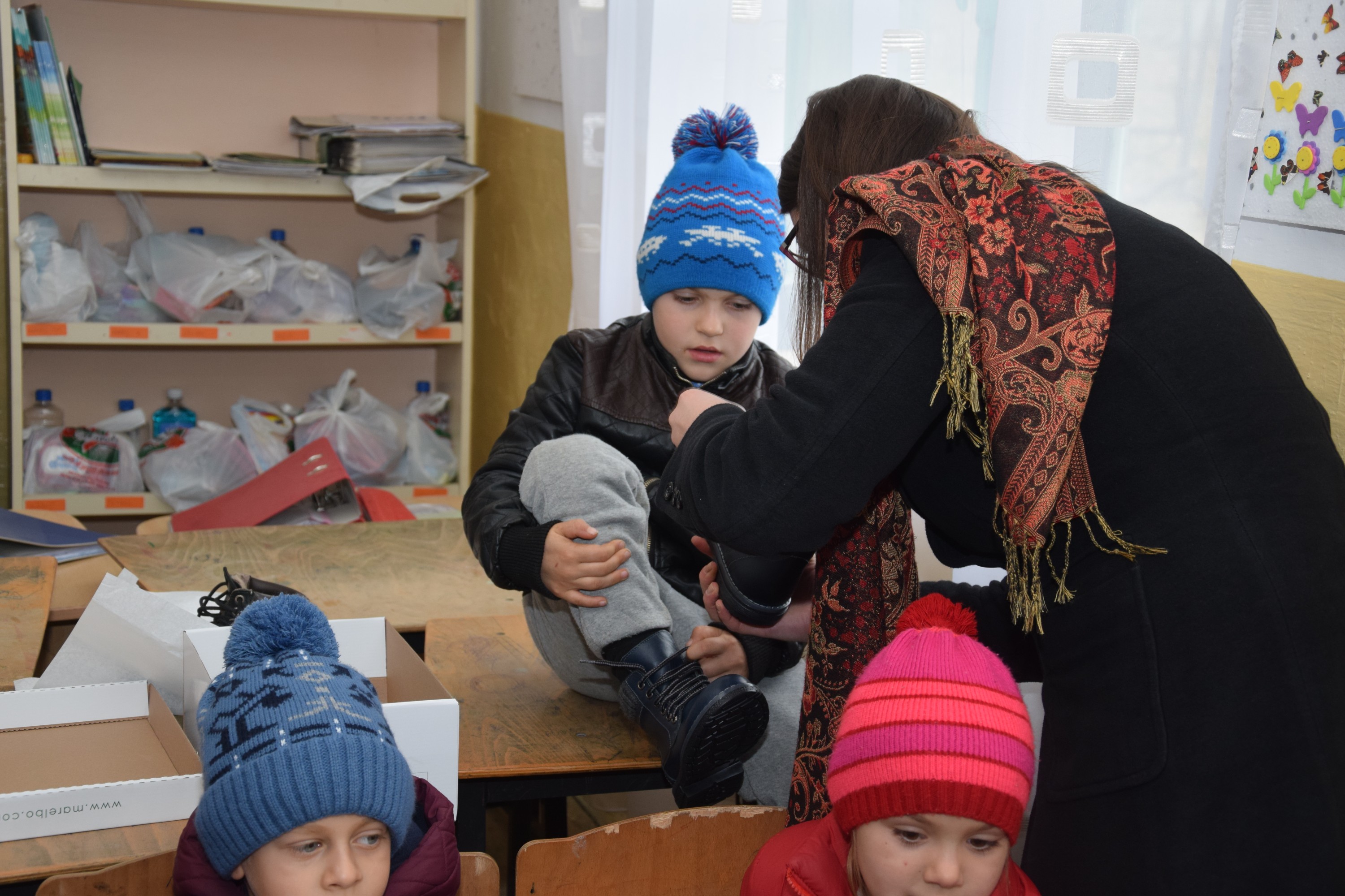 Proiectele Colegiului „Sfântul Nicolae” în Piscu Rusului: renovarea școlii și încălțăminte de iarnă pentru 43 de copii