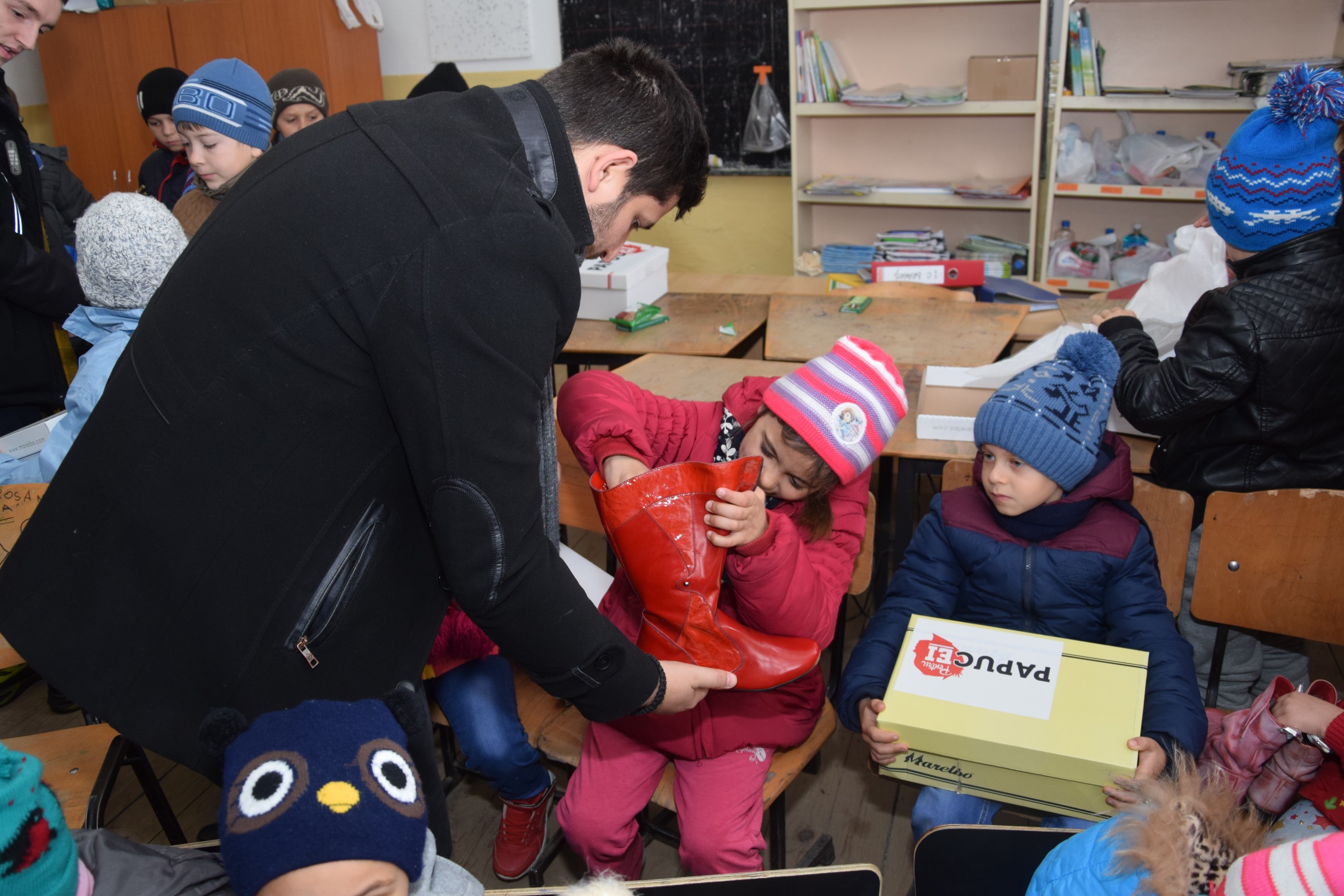 Proiectele Colegiului „Sfântul Nicolae” în Piscu Rusului: renovarea școlii și încălțăminte de iarnă pentru 43 de copii