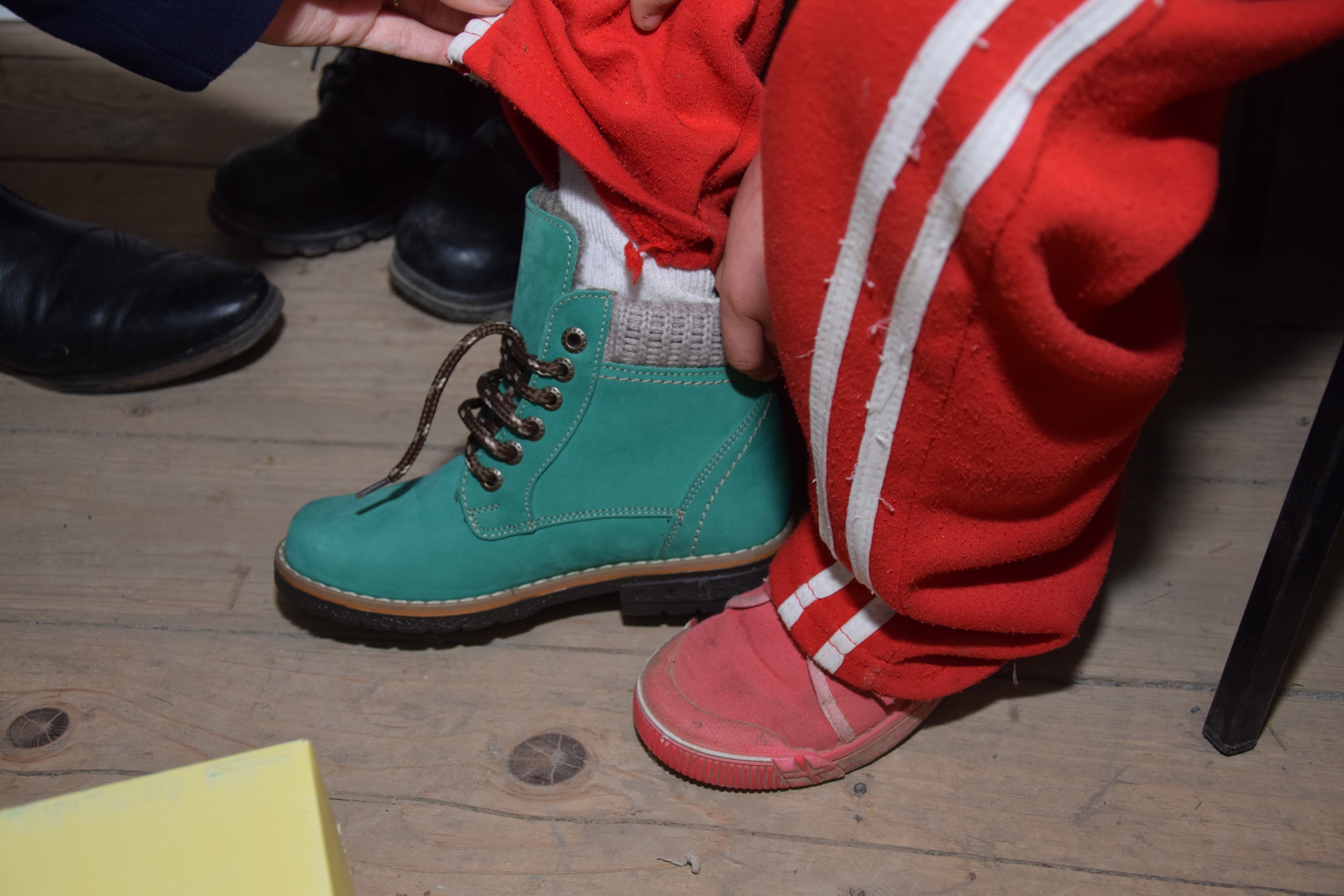 Proiectele Colegiului „Sfântul Nicolae” în Piscu Rusului: renovarea școlii și încălțăminte de iarnă pentru 43 de copii