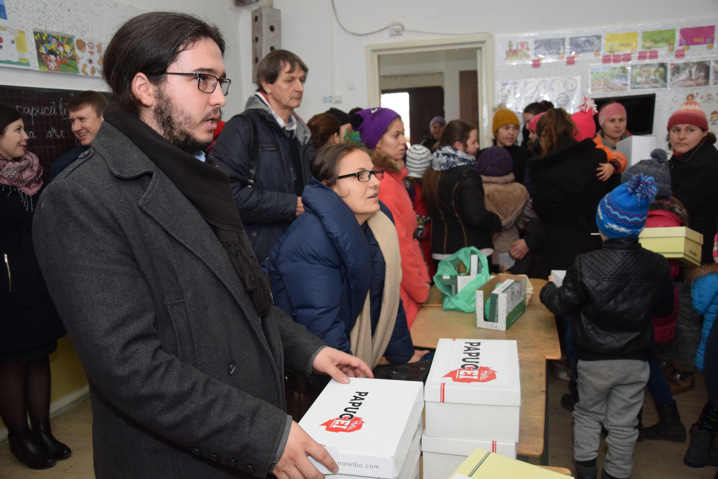 Proiectele Colegiului „Sfântul Nicolae” în Piscu Rusului: renovarea școlii și încălțăminte de iarnă pentru 43 de copii