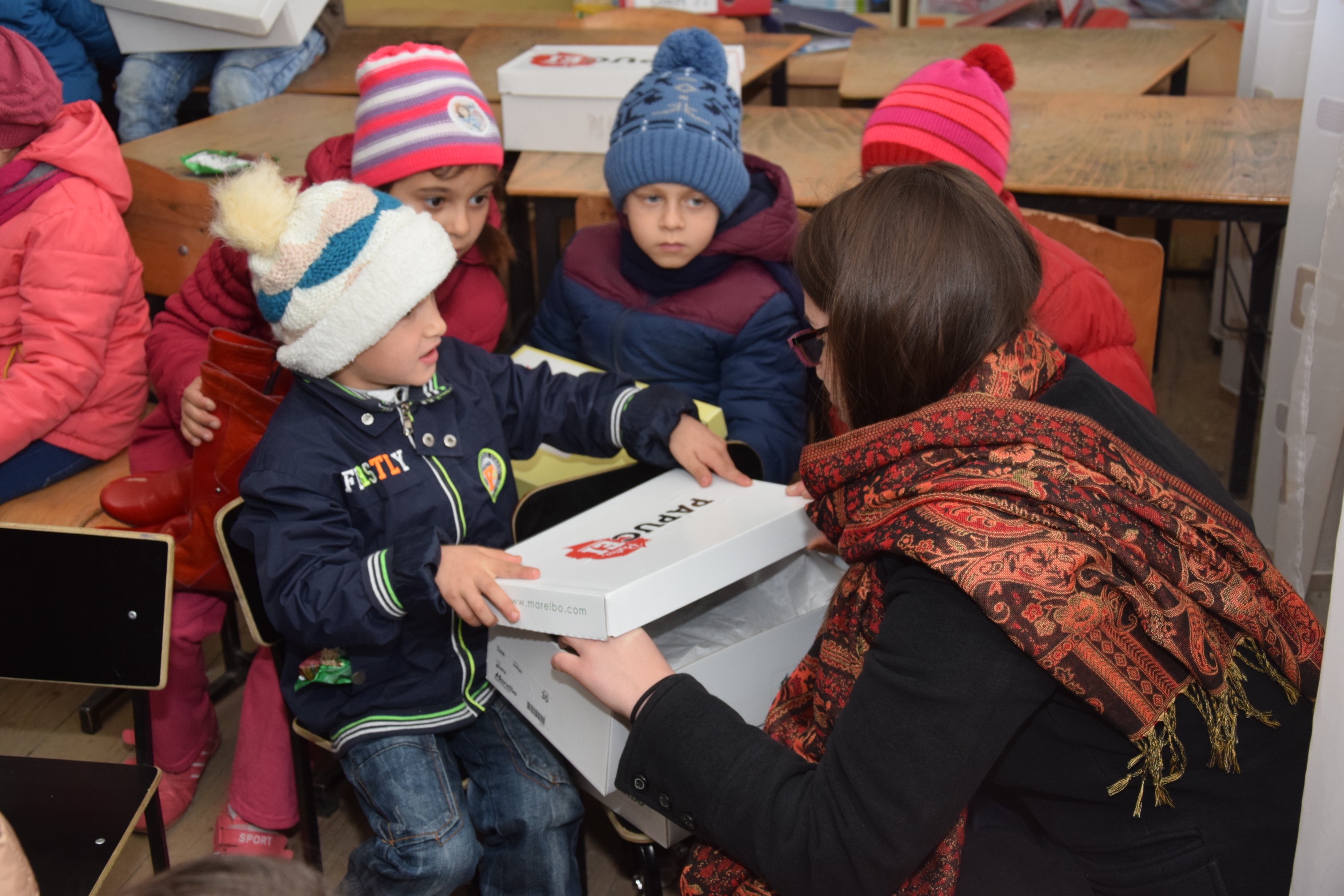 Proiectele Colegiului „Sfântul Nicolae” în Piscu Rusului: renovarea școlii și încălțăminte de iarnă pentru 43 de copii