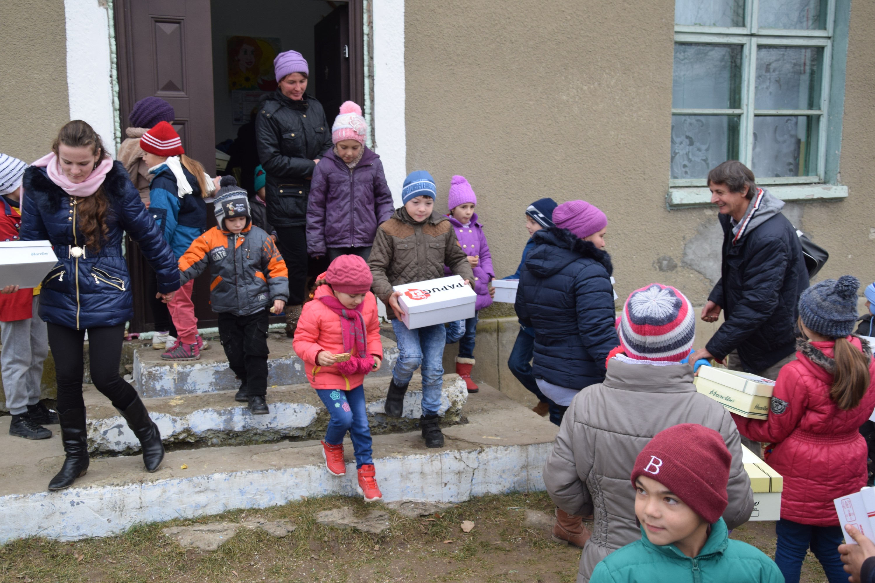 Proiectele Colegiului „Sfântul Nicolae” în Piscu Rusului: renovarea școlii și încălțăminte de iarnă pentru 43 de copii
