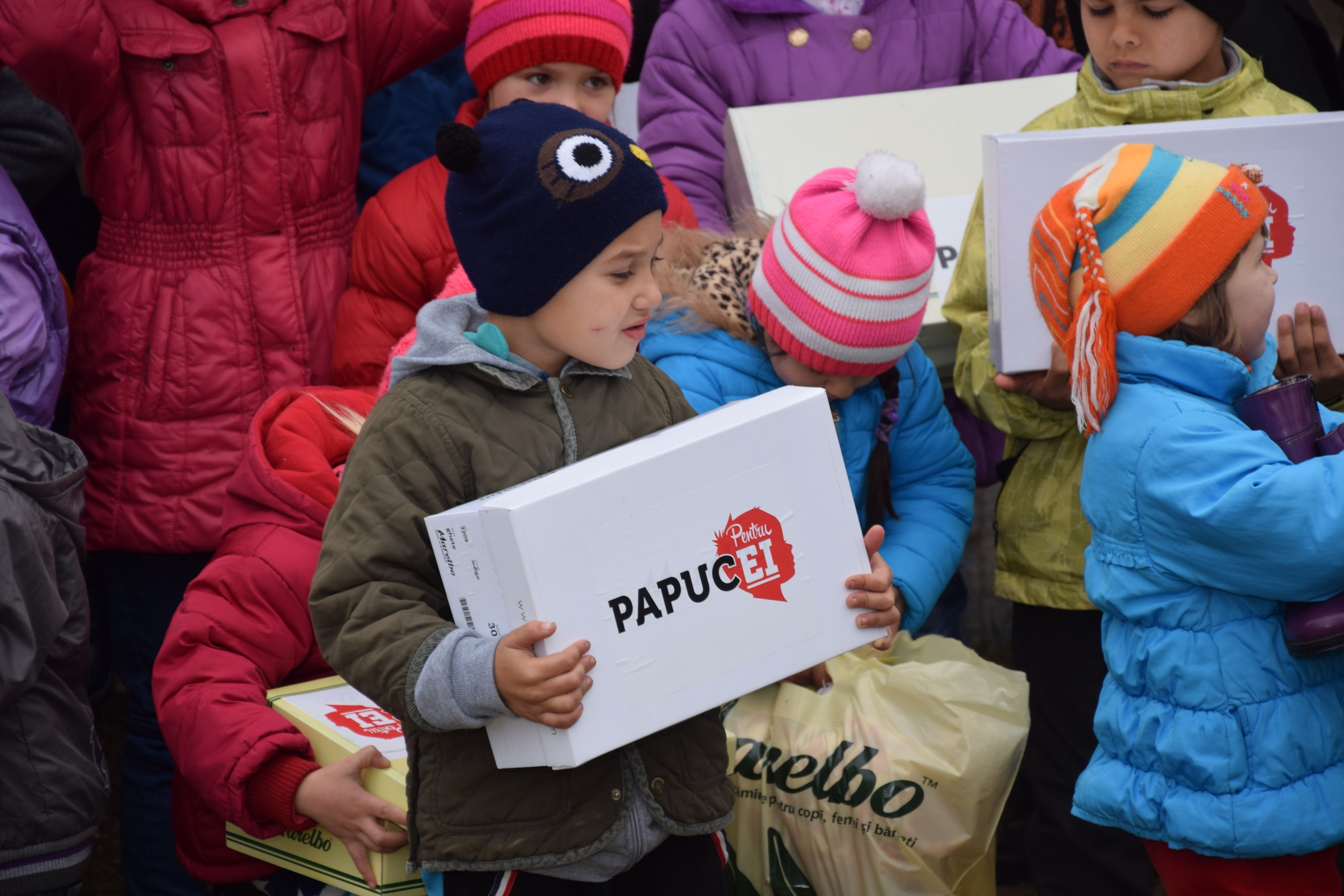 Proiectele Colegiului „Sfântul Nicolae” în Piscu Rusului: renovarea școlii și încălțăminte de iarnă pentru 43 de copii