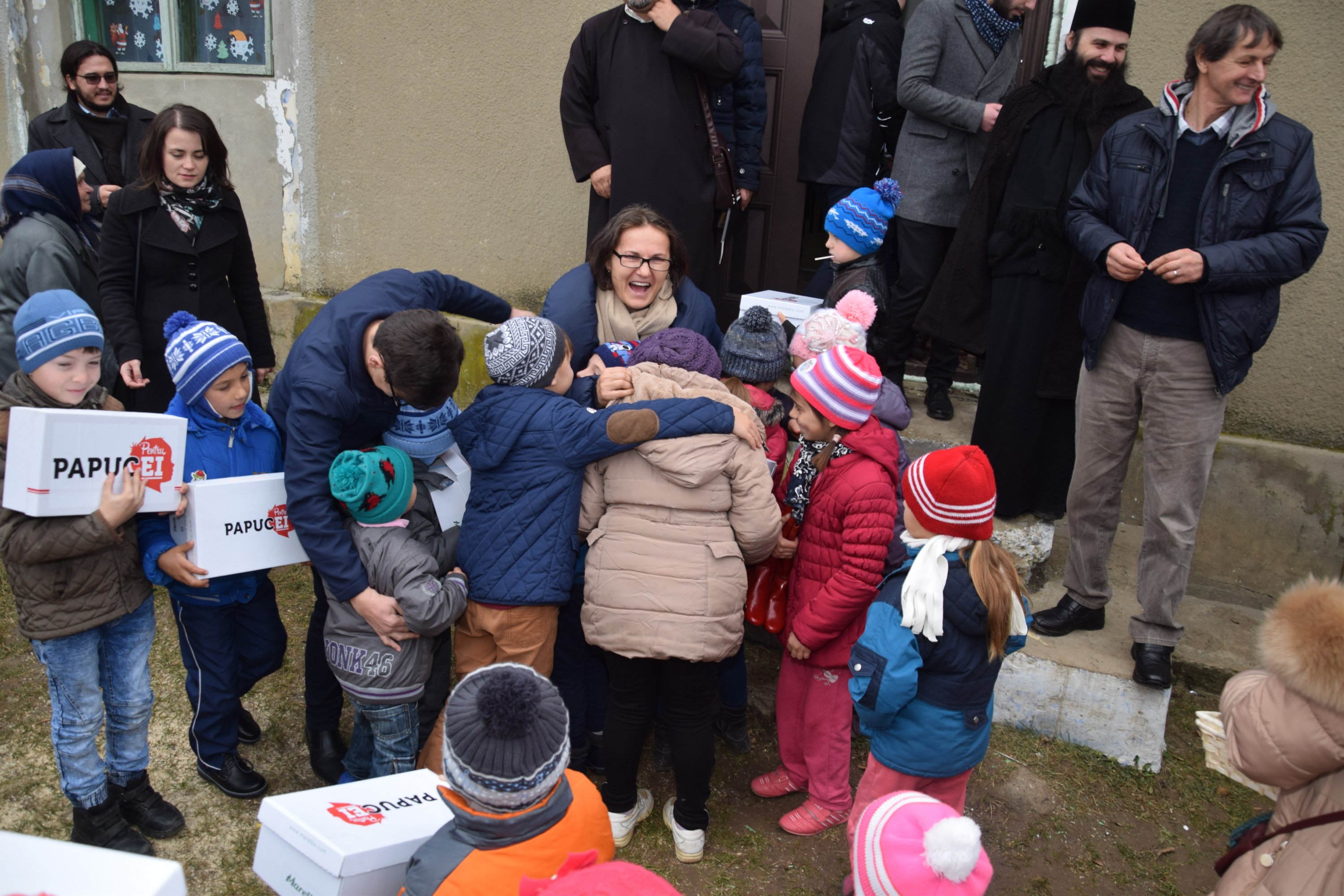 Proiectele Colegiului „Sfântul Nicolae” în Piscu Rusului: renovarea școlii și încălțăminte de iarnă pentru 43 de copii