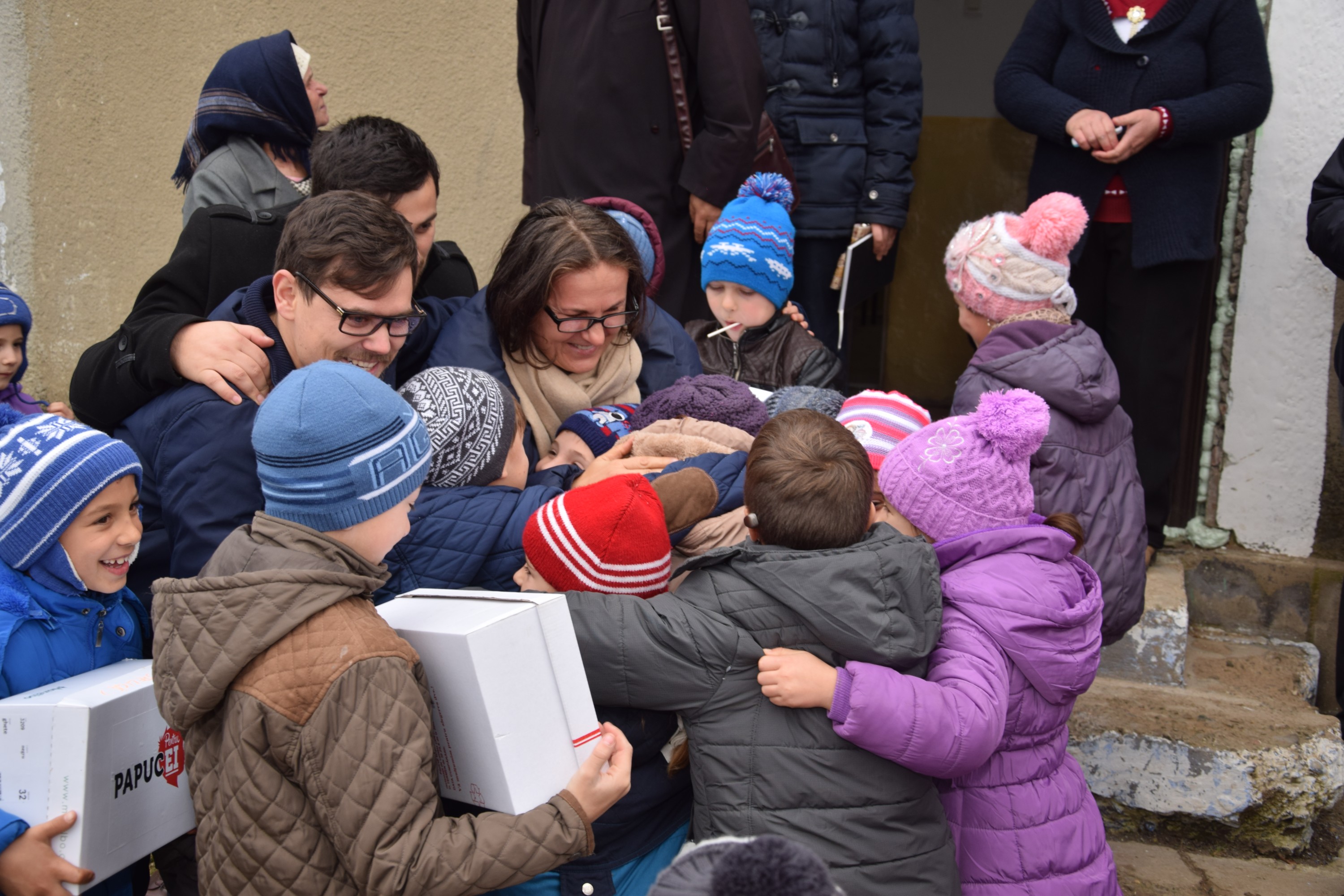 Proiectele Colegiului „Sfântul Nicolae” în Piscu Rusului: renovarea școlii și încălțăminte de iarnă pentru 43 de copii