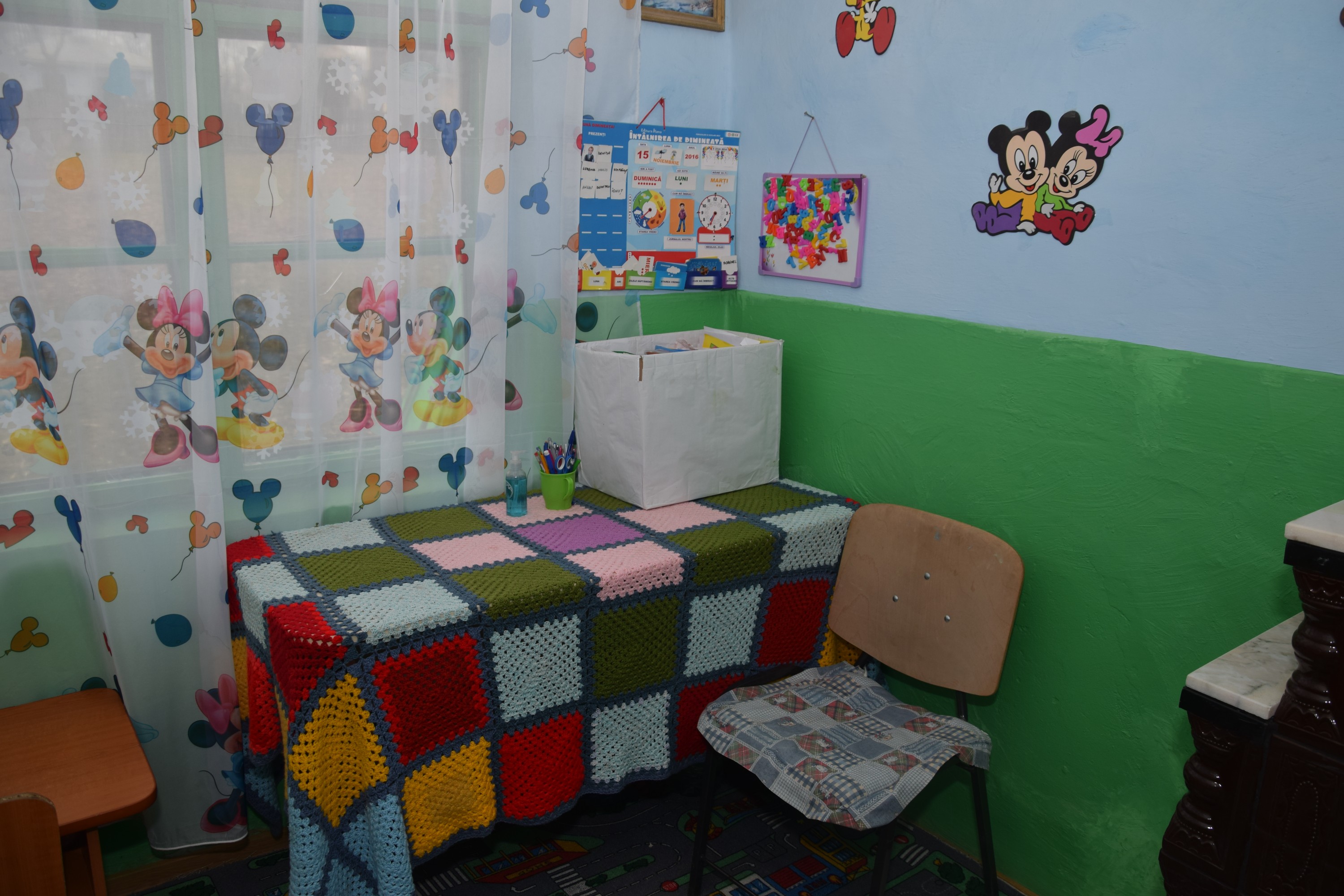 Proiectele Colegiului „Sfântul Nicolae” în Piscu Rusului: renovarea școlii și încălțăminte de iarnă pentru 43 de copii