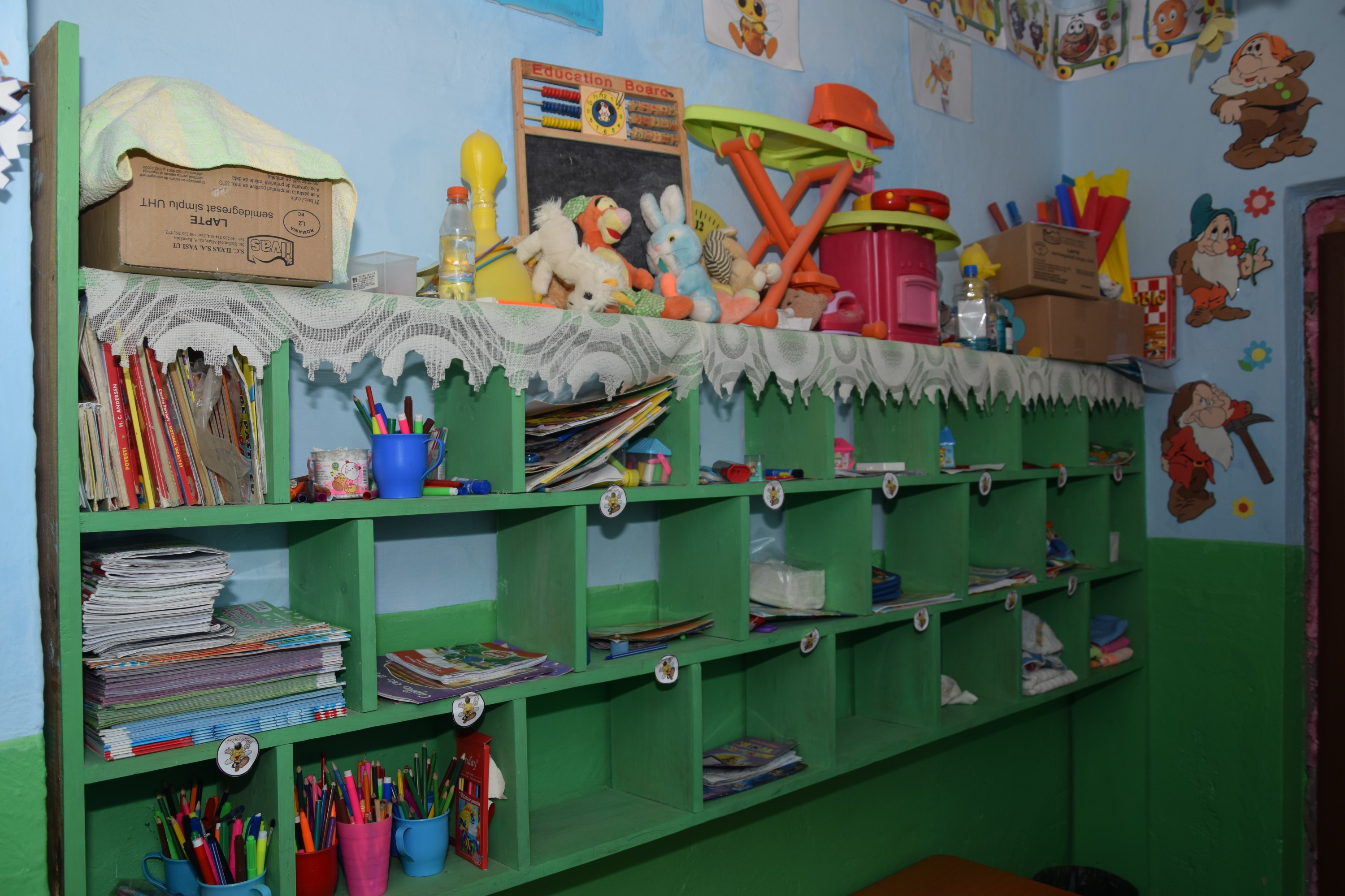 Proiectele Colegiului „Sfântul Nicolae” în Piscu Rusului: renovarea școlii și încălțăminte de iarnă pentru 43 de copii