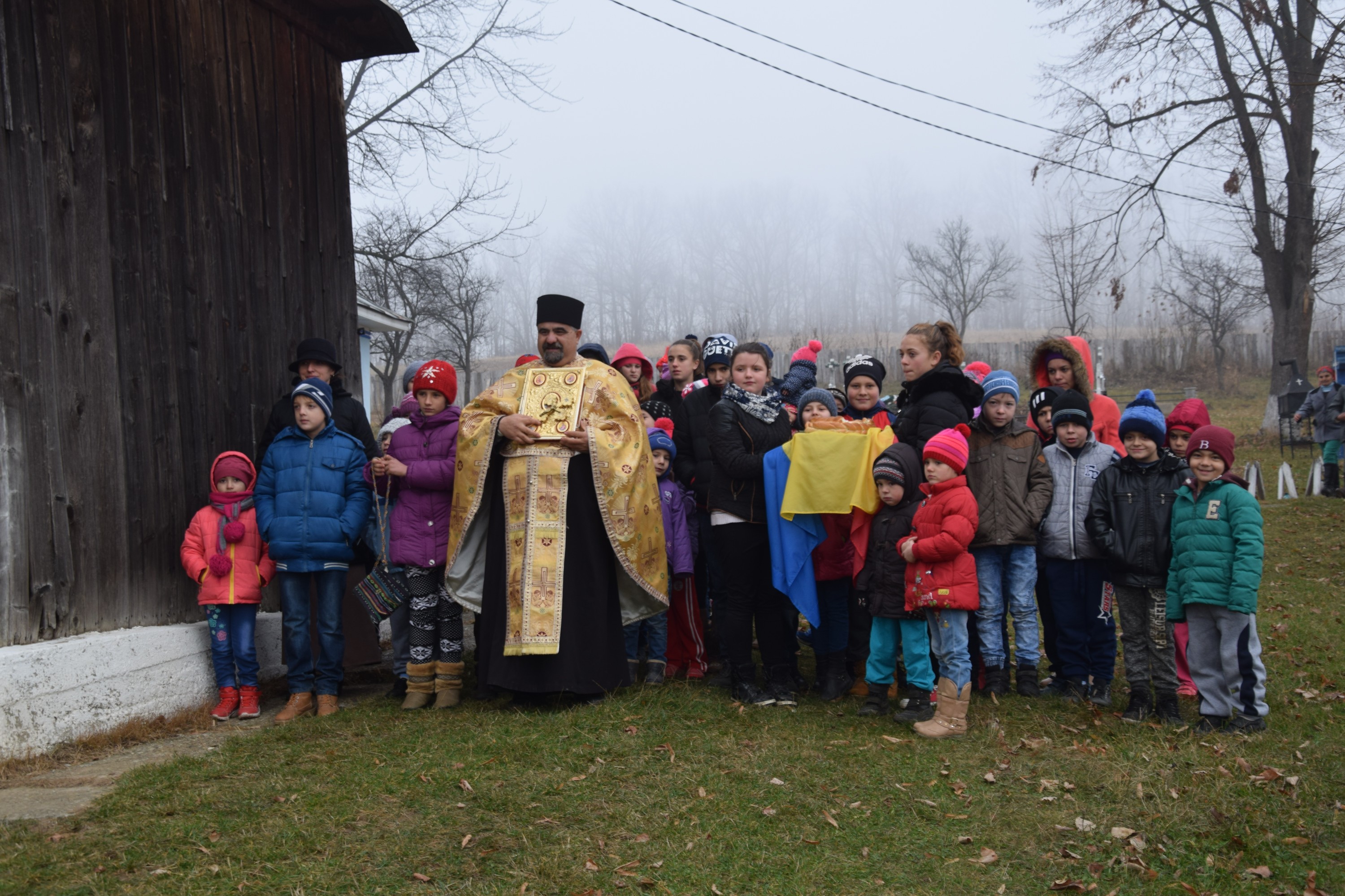 Proiectele Colegiului „Sfântul Nicolae” în Piscu Rusului: renovarea școlii și încălțăminte de iarnă pentru 43 de copii