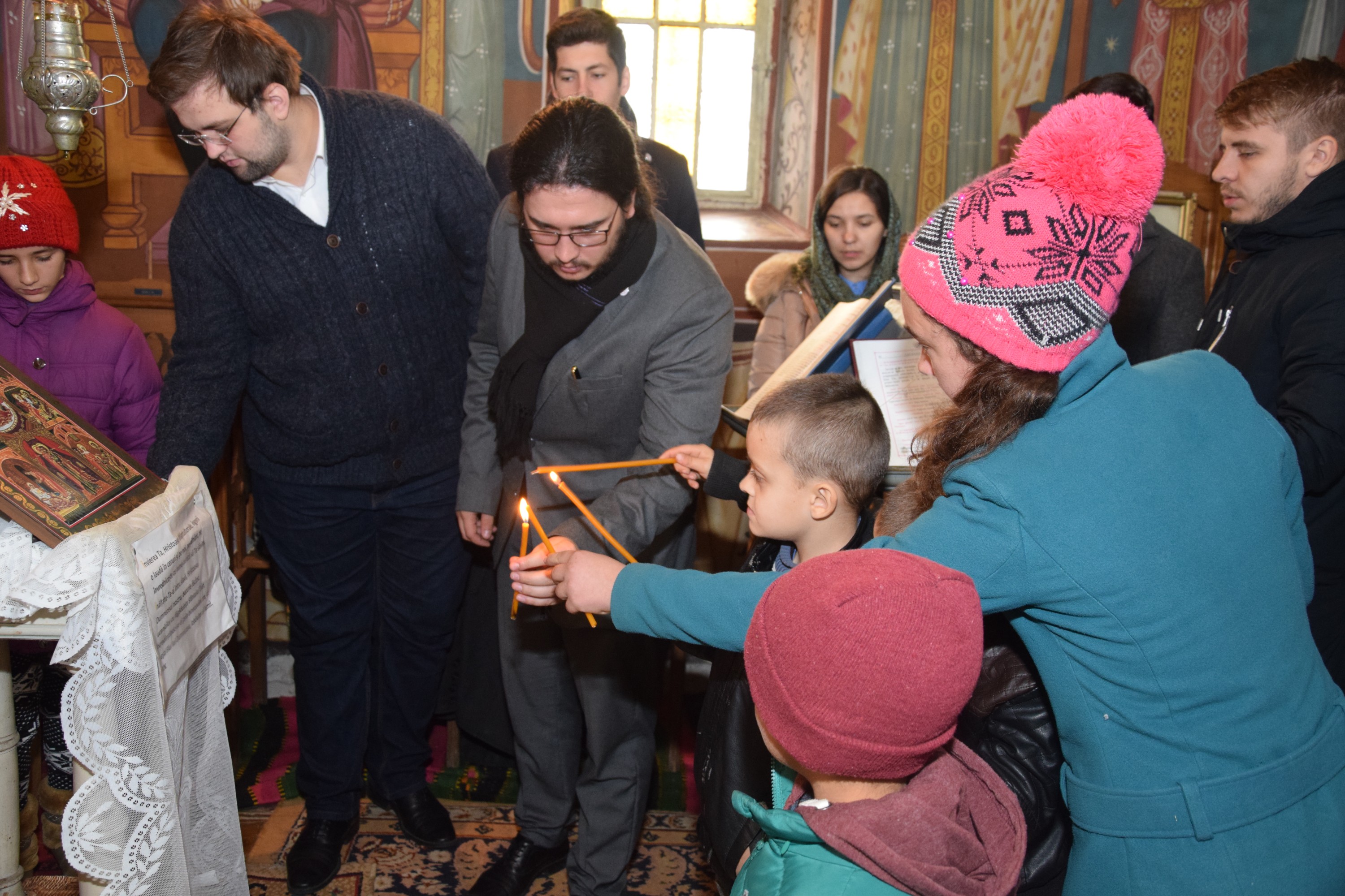 Proiectele Colegiului „Sfântul Nicolae” în Piscu Rusului: renovarea școlii și încălțăminte de iarnă pentru 43 de copii