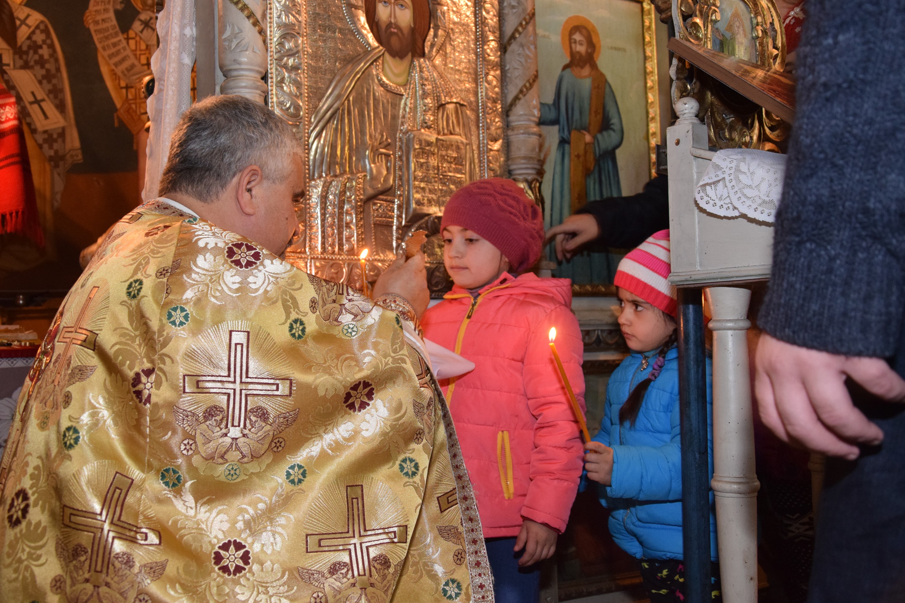 Proiectele Colegiului „Sfântul Nicolae” în Piscu Rusului: renovarea școlii și încălțăminte de iarnă pentru 43 de copii