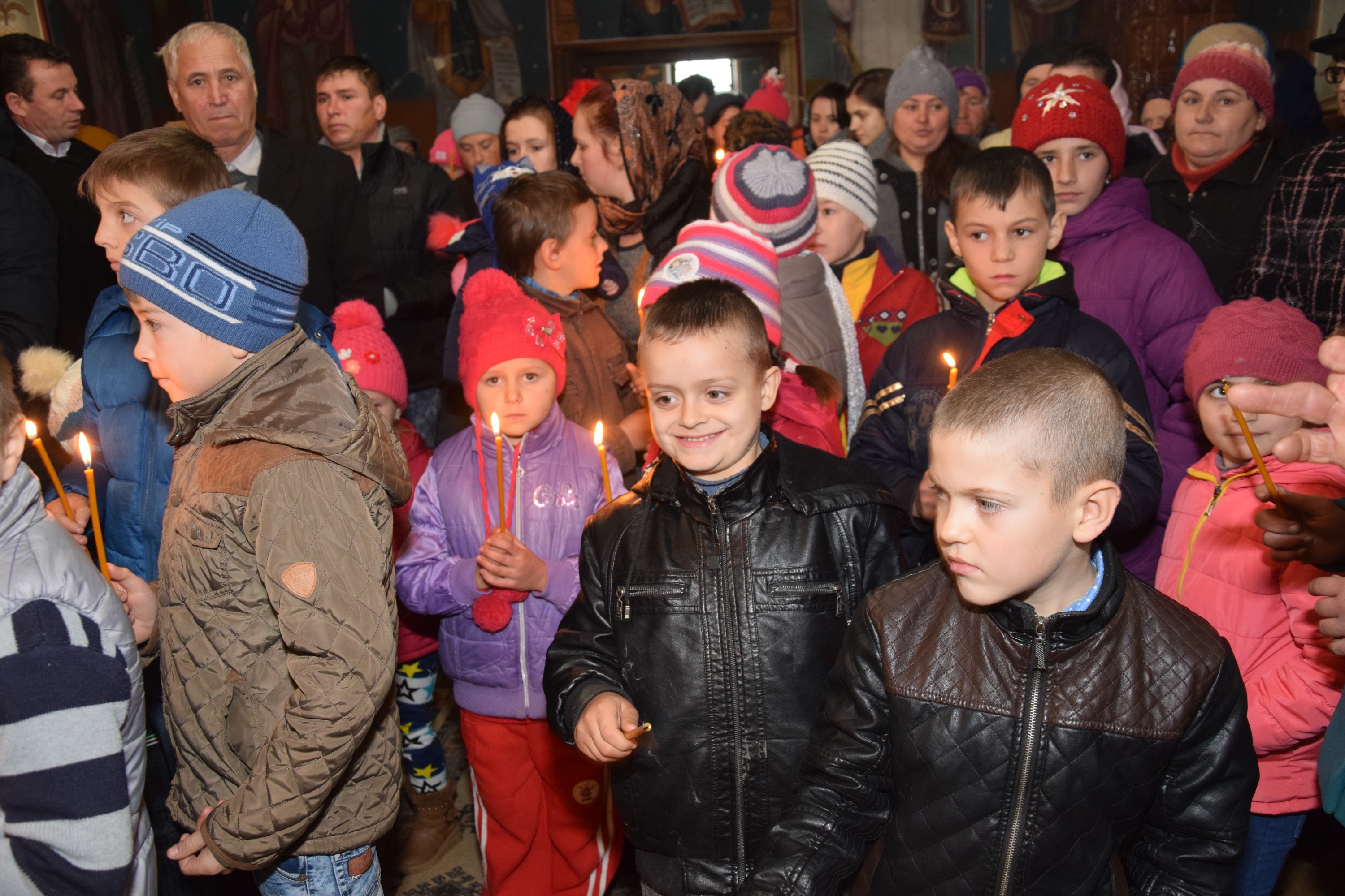 Proiectele Colegiului „Sfântul Nicolae” în Piscu Rusului: renovarea școlii și încălțăminte de iarnă pentru 43 de copii