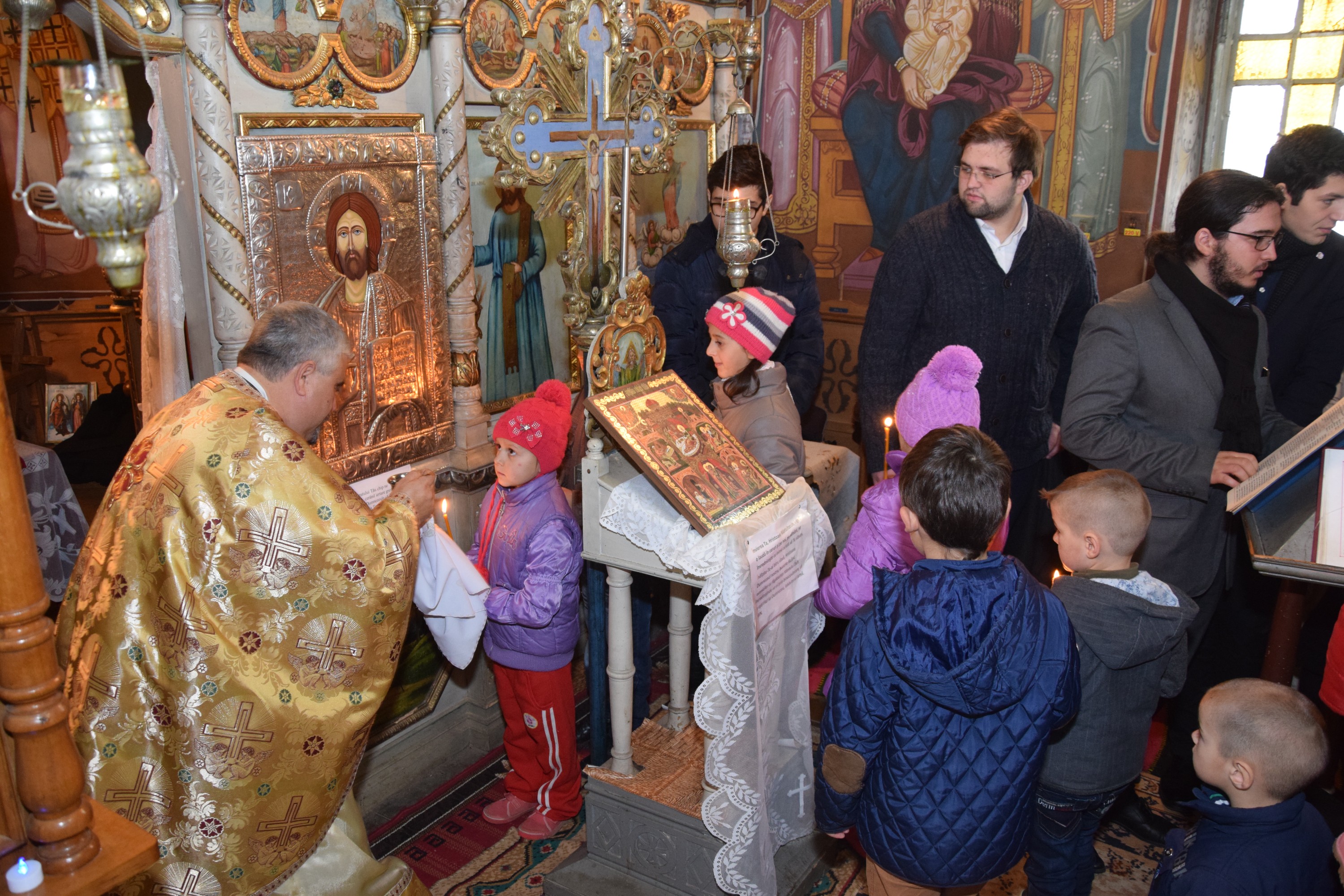 Proiectele Colegiului „Sfântul Nicolae” în Piscu Rusului: renovarea școlii și încălțăminte de iarnă pentru 43 de copii