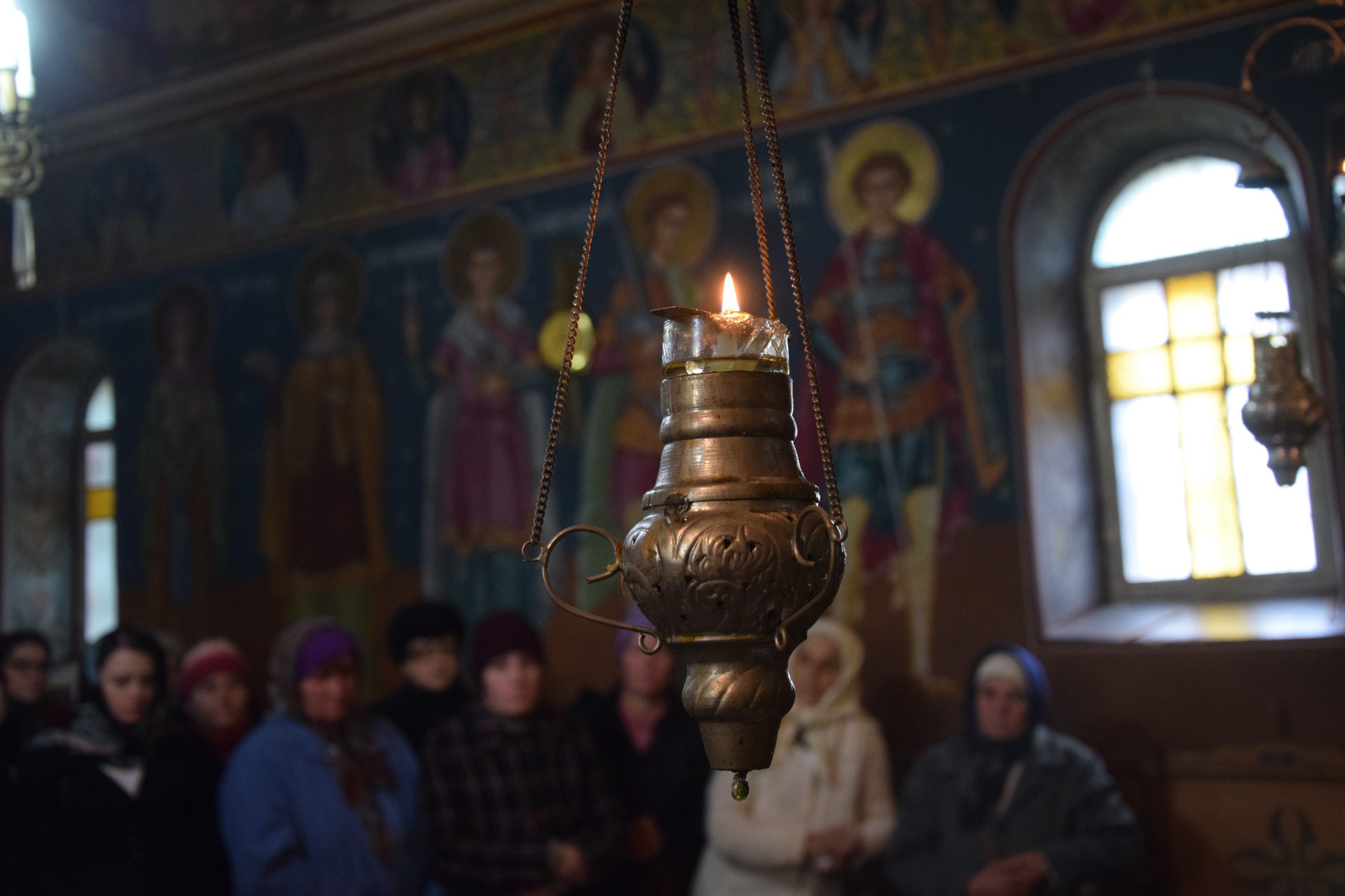 Proiectele Colegiului „Sfântul Nicolae” în Piscu Rusului: renovarea școlii și încălțăminte de iarnă pentru 43 de copii